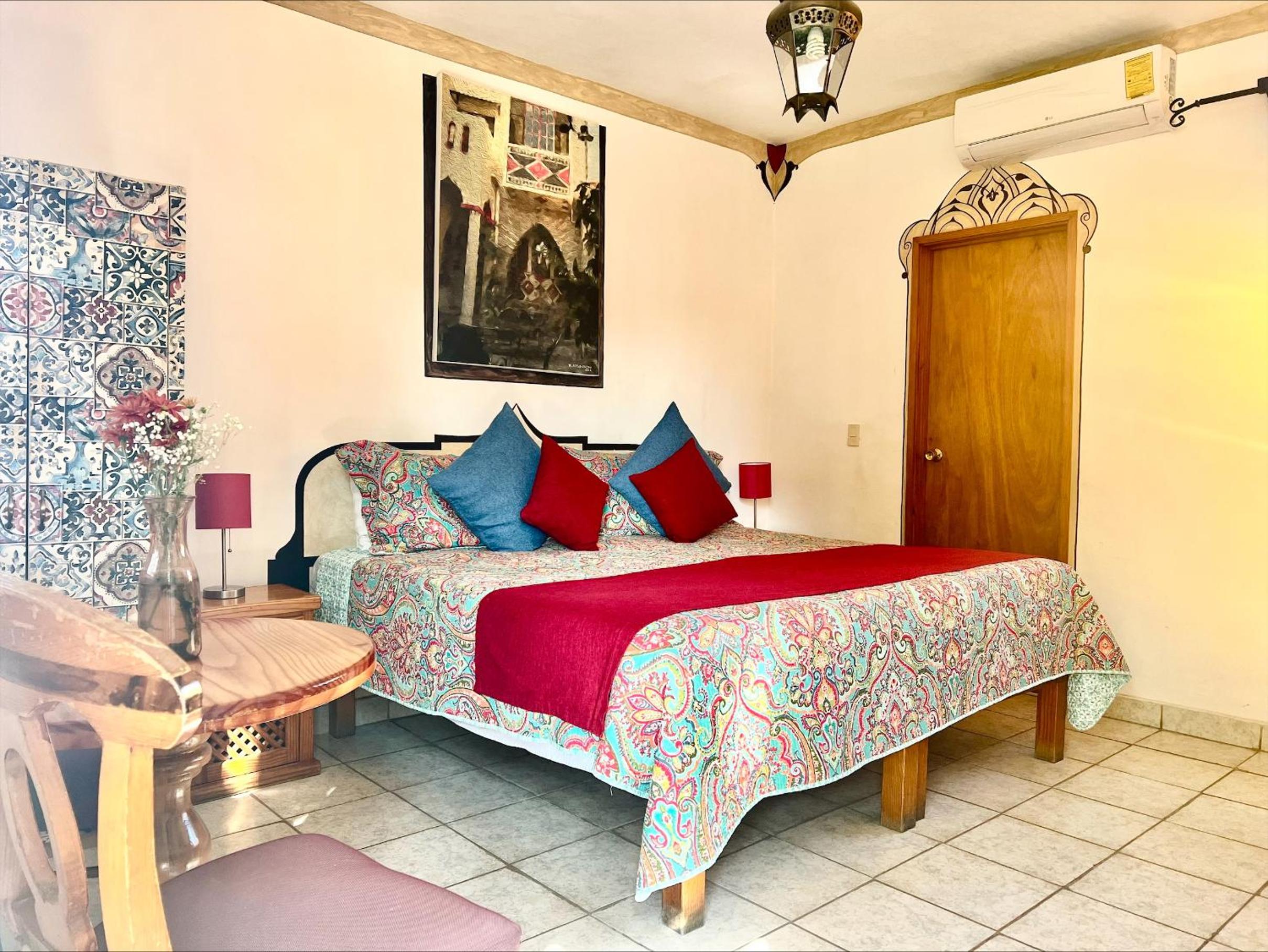 Deluxe Room/King Bed with Kitchenette photo 2