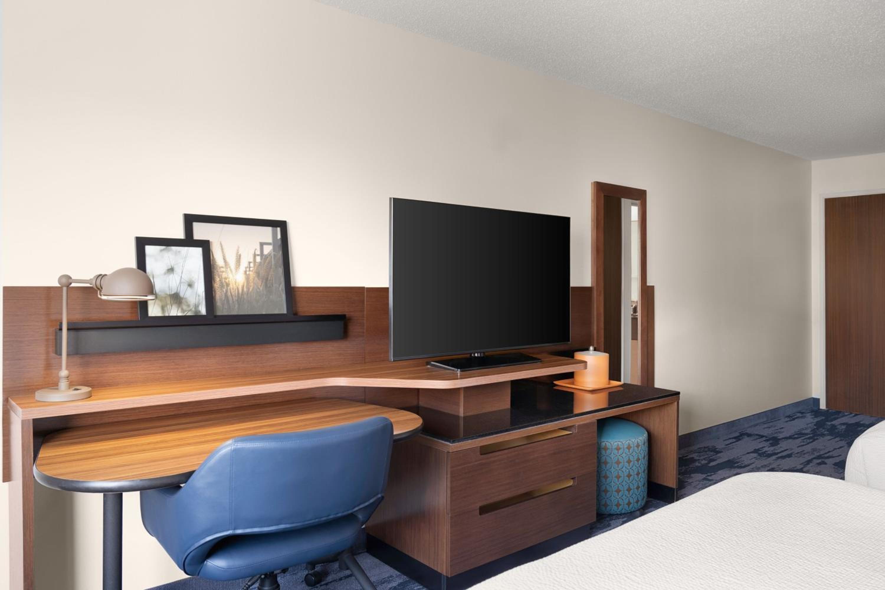 Queen Room with Two Queen Beds - Photo 4