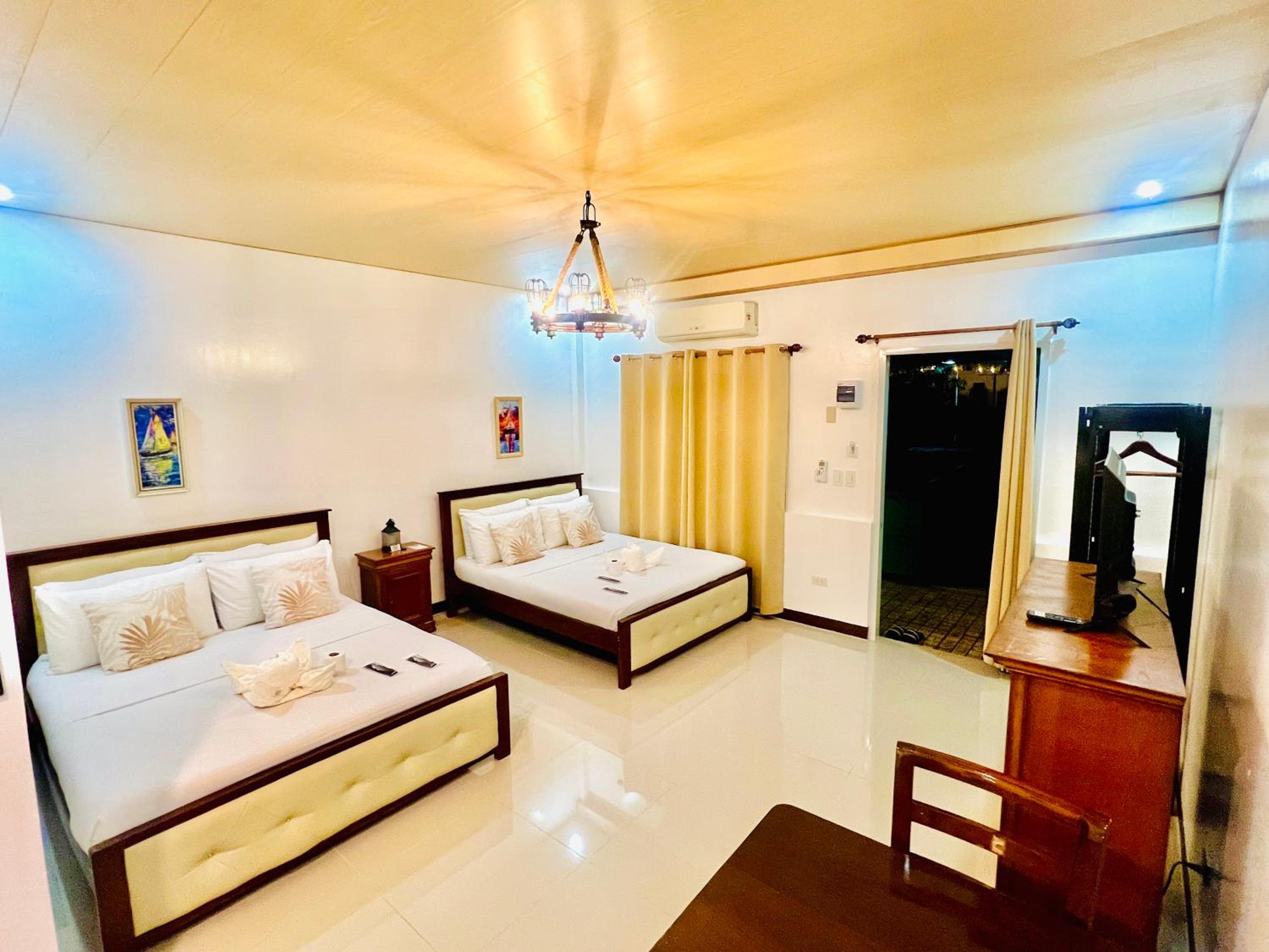 Deluxe Queen Room with Two Queen Beds photo 1