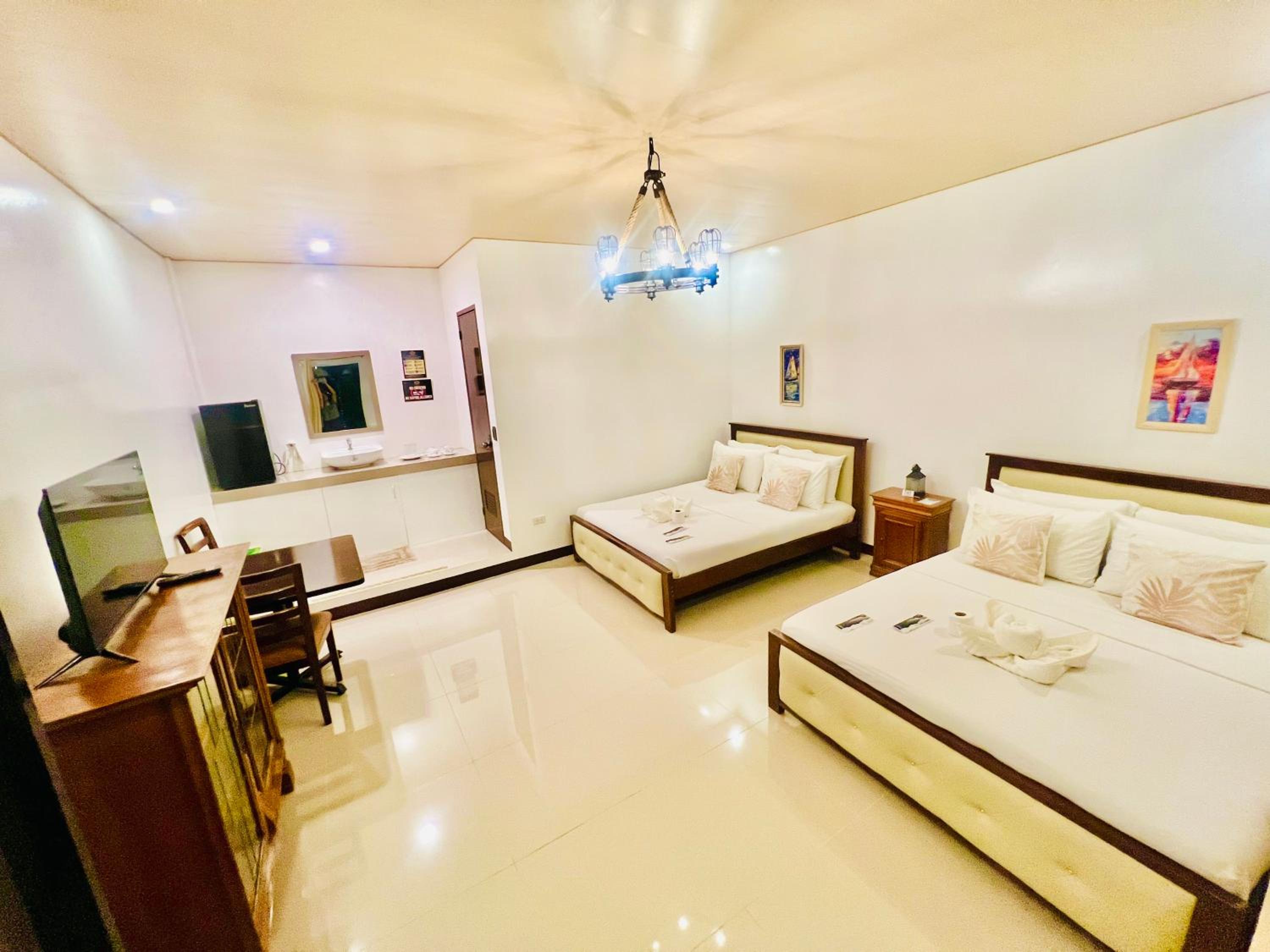 Deluxe Queen Room with Two Queen Beds photo 2