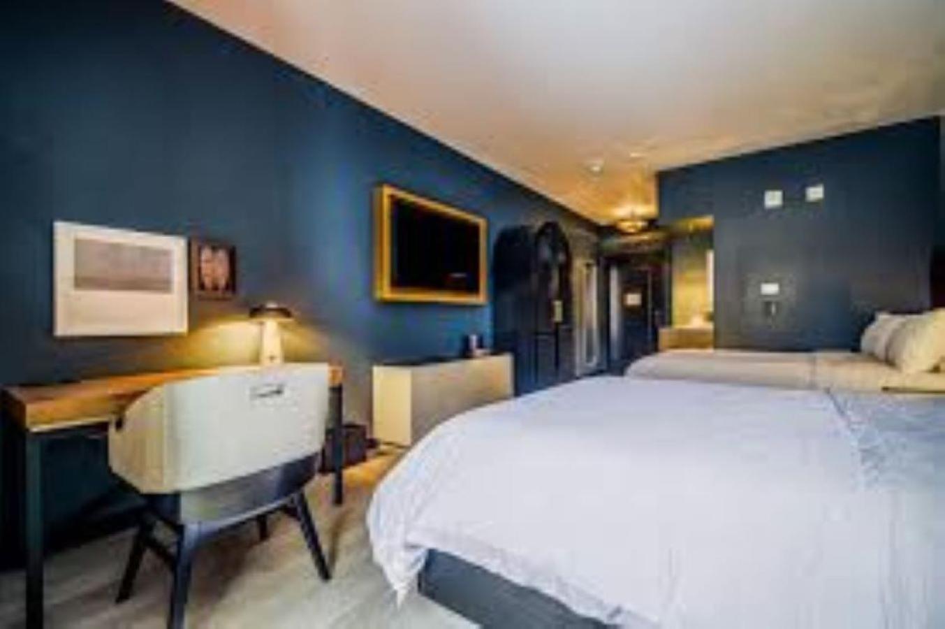 Standard Room with Two Queen Beds - Photo 4
