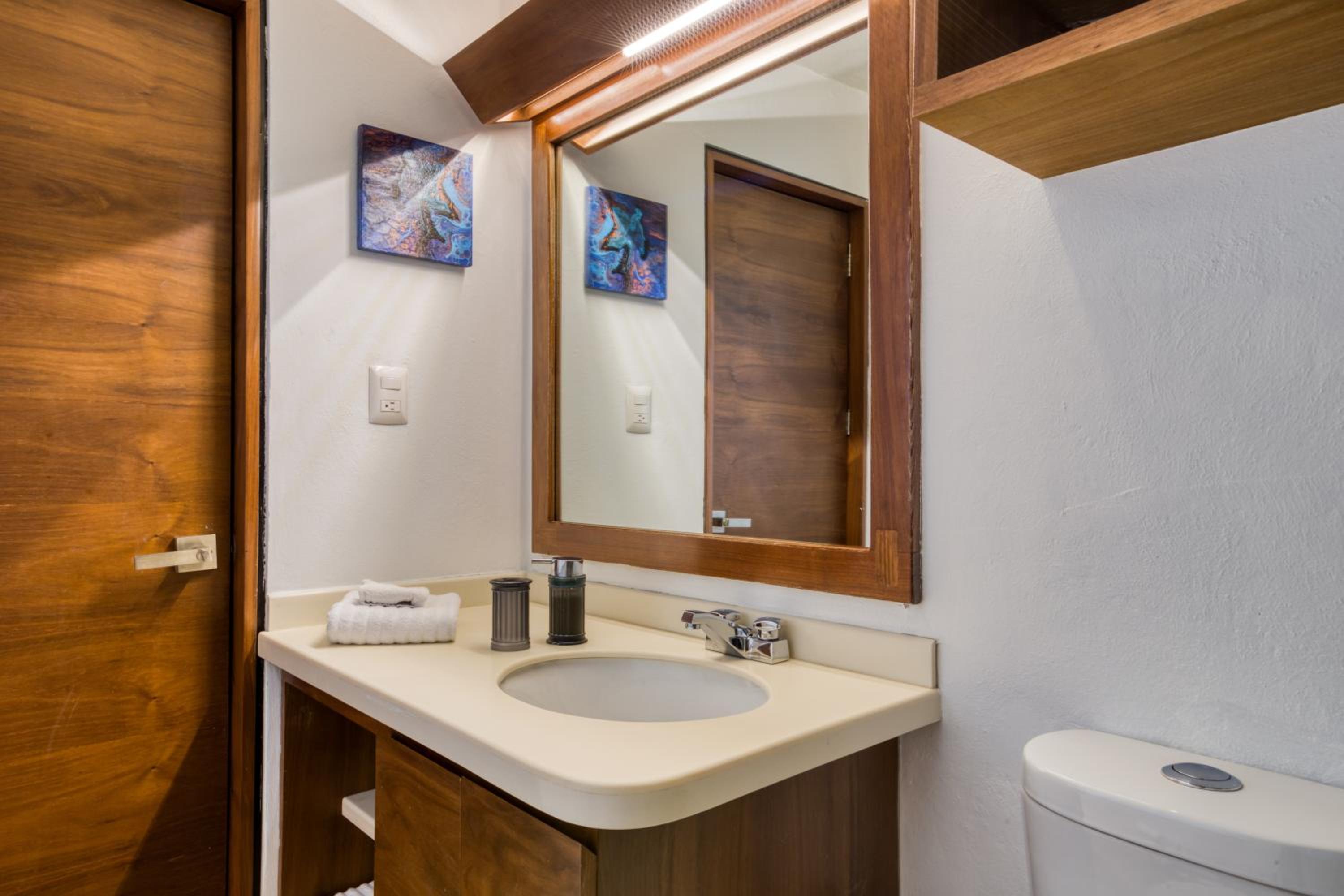 King Suite with Balcony - Photo 29
