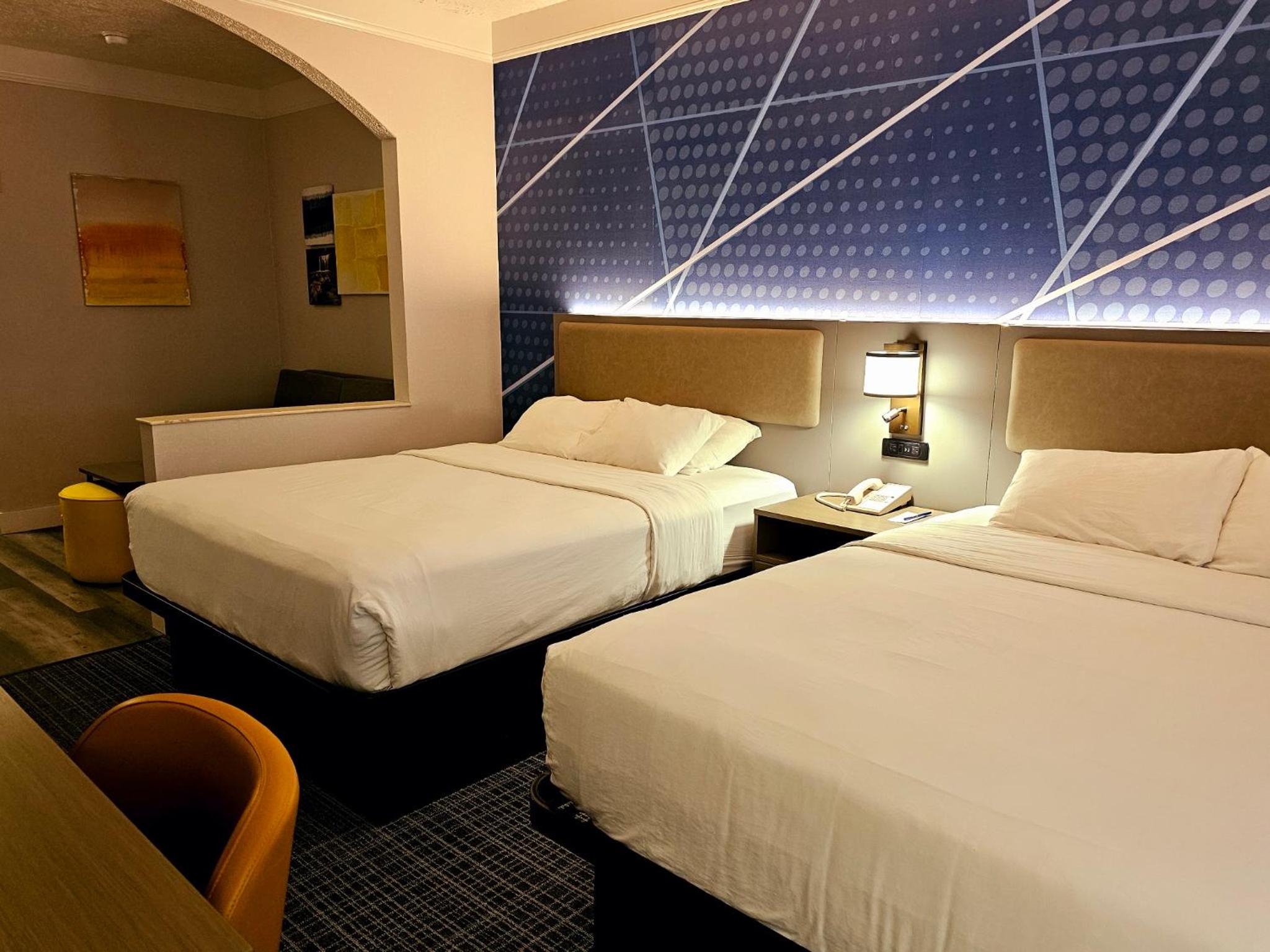 Queen Suite with Two Queen Beds - Non-Smoking - Photo 1