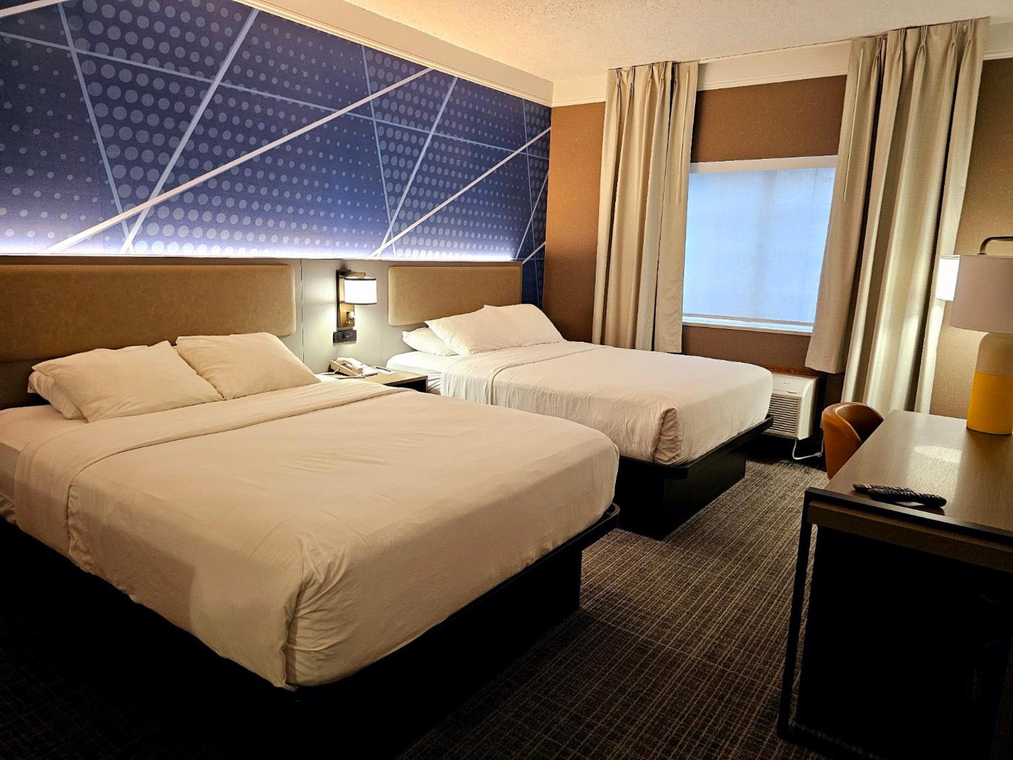 Queen Suite with Two Queen Beds - Non-Smoking - Photo 2