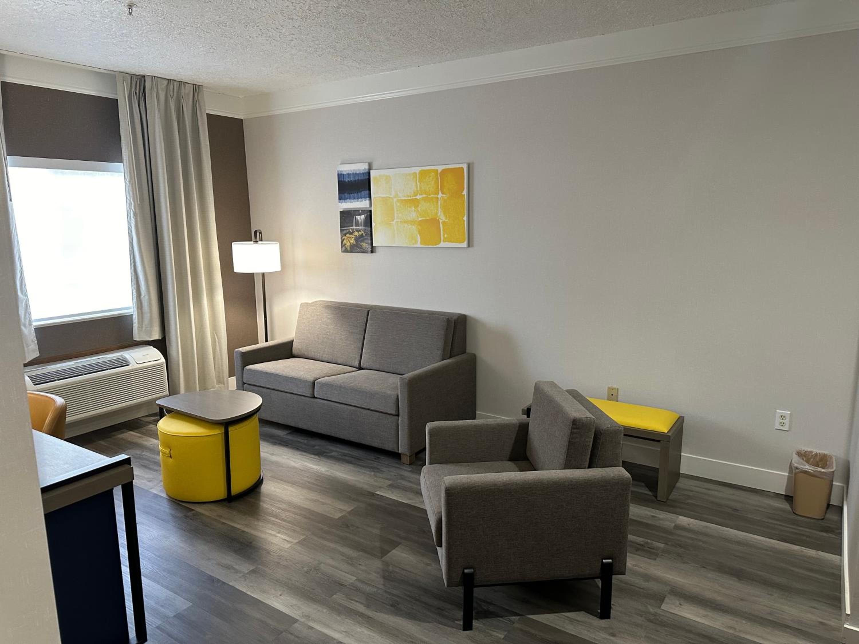 King Suite - Non-Smoking - Photo 4