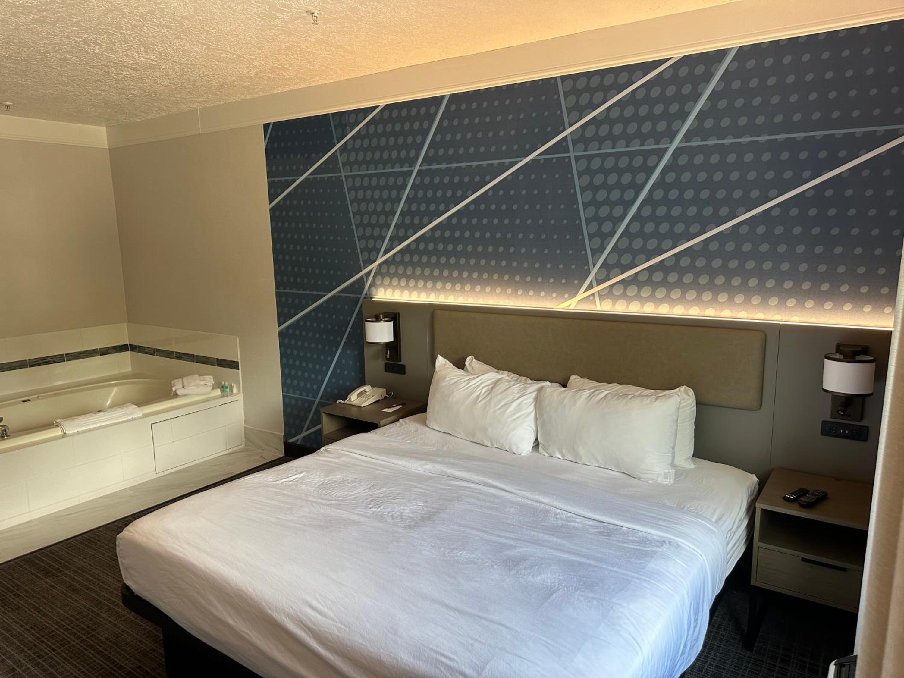 King Suite - Non-Smoking - Photo 3