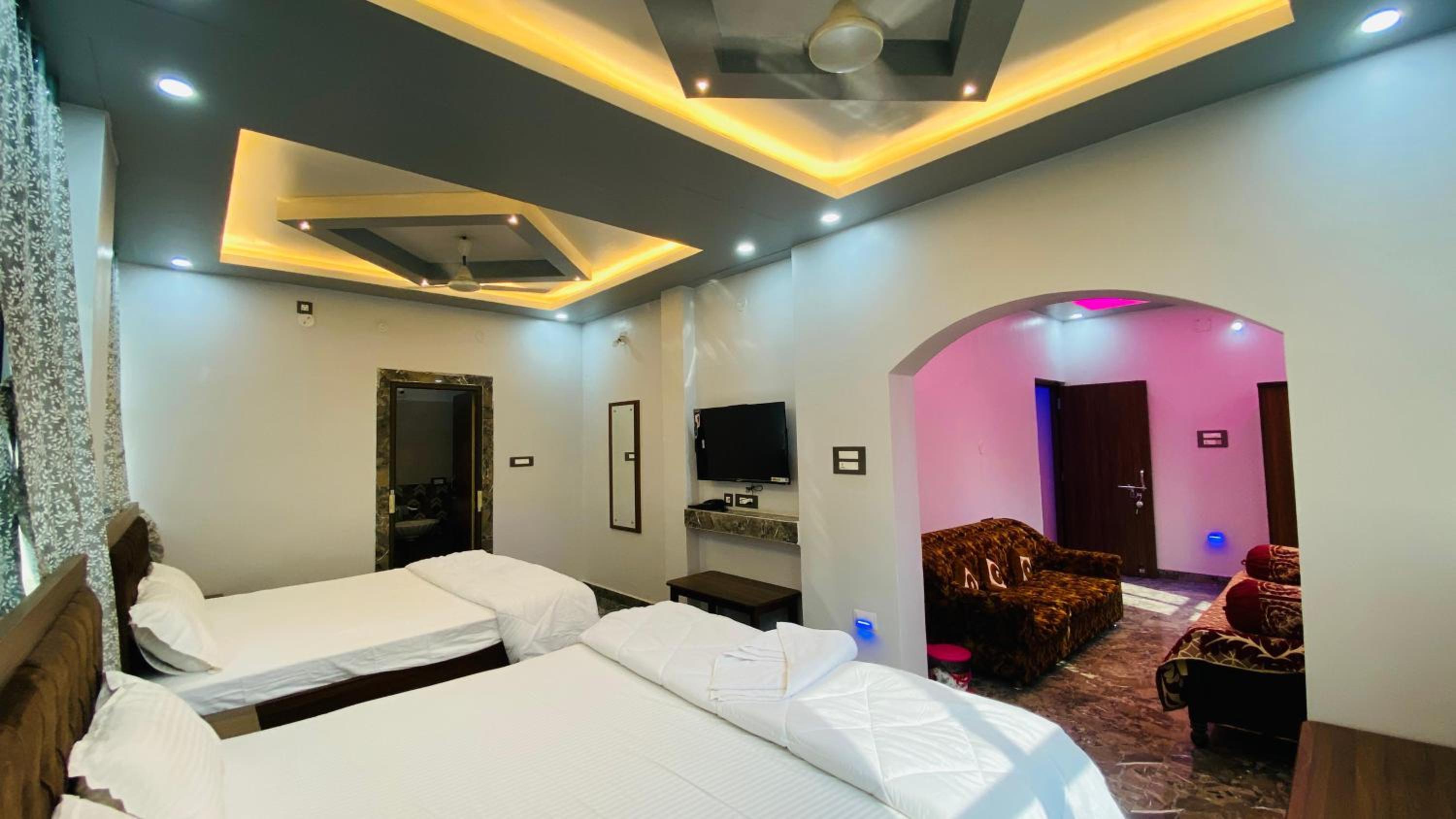 Deluxe King Suite photo 2