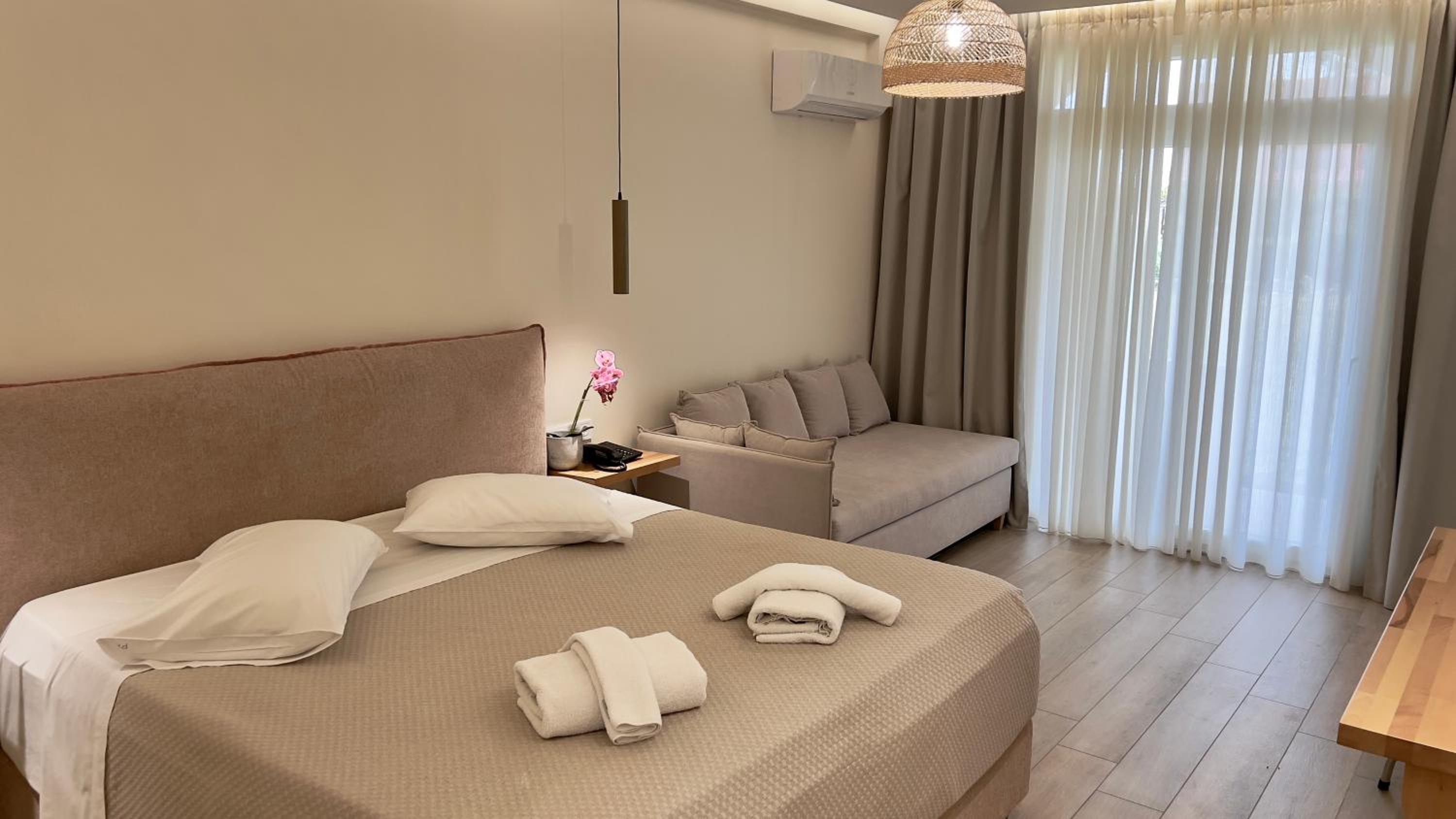 Deluxe Double Room with Side Sea View photo 1
