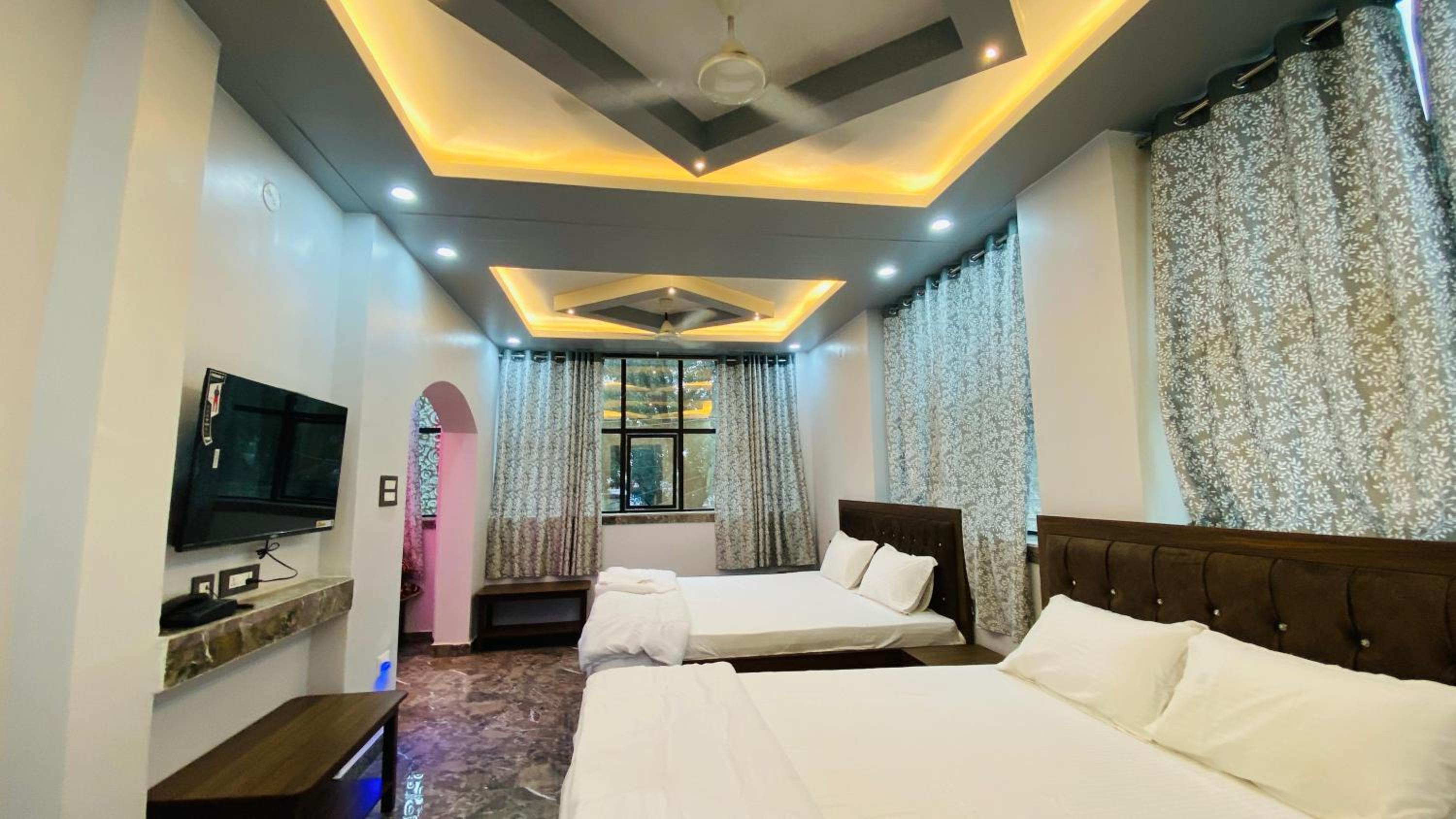 Deluxe King Suite photo 1
