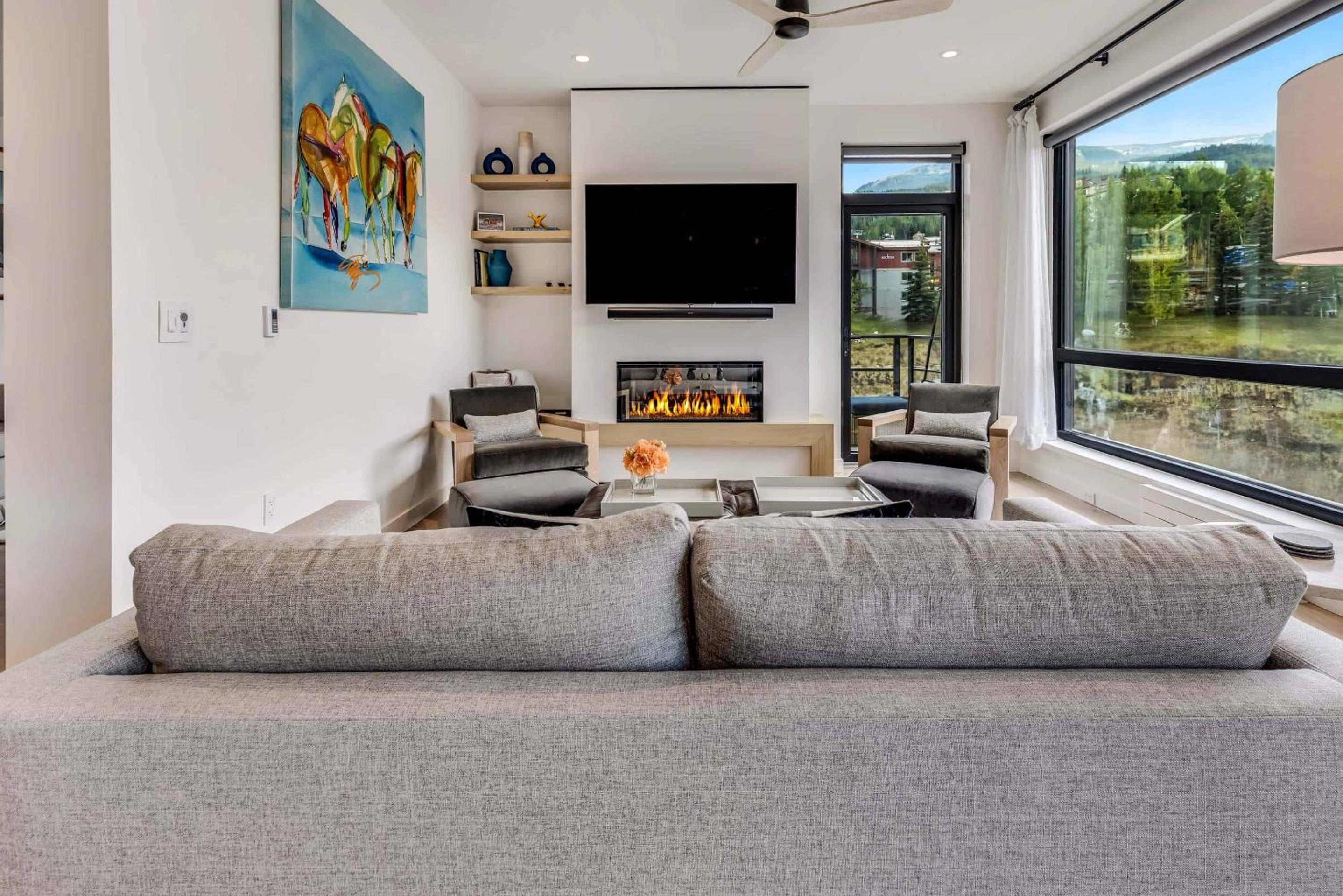 Three-Bedroom Apartment With Mountain View photo 1