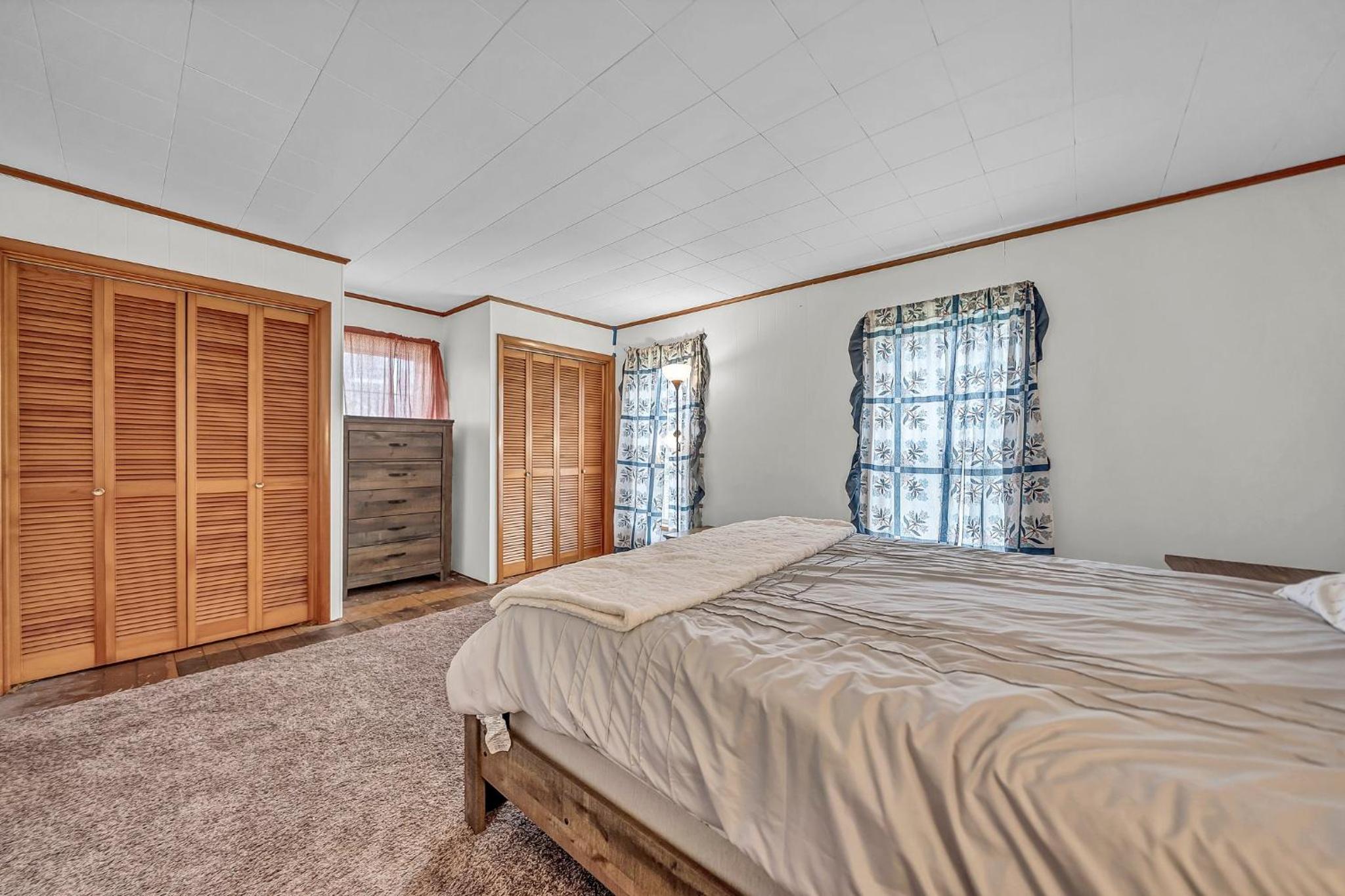 Five-Bedroom House photo 2