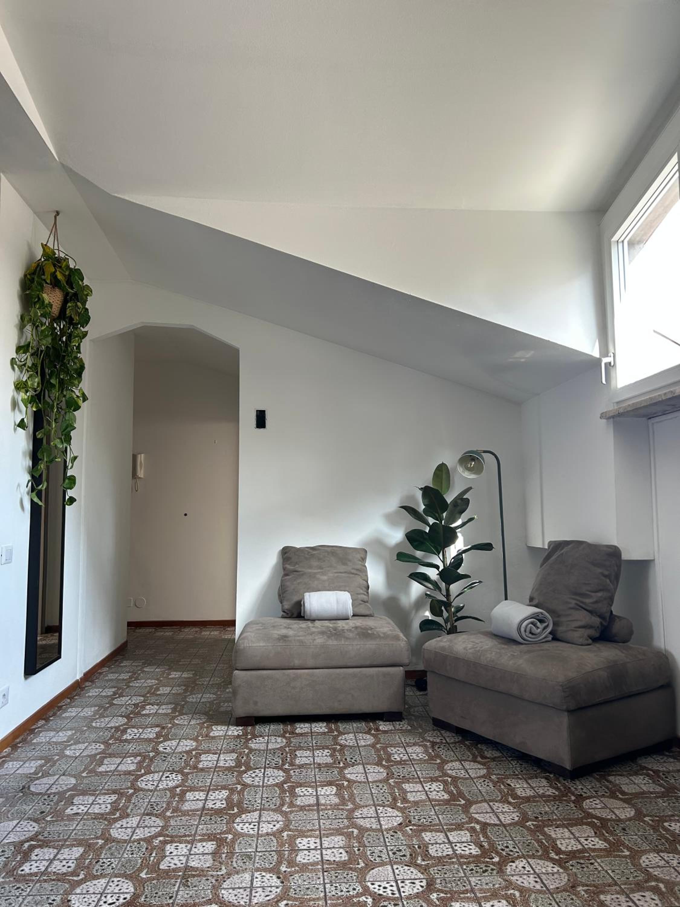 One-Bedroom Apartment photo 1