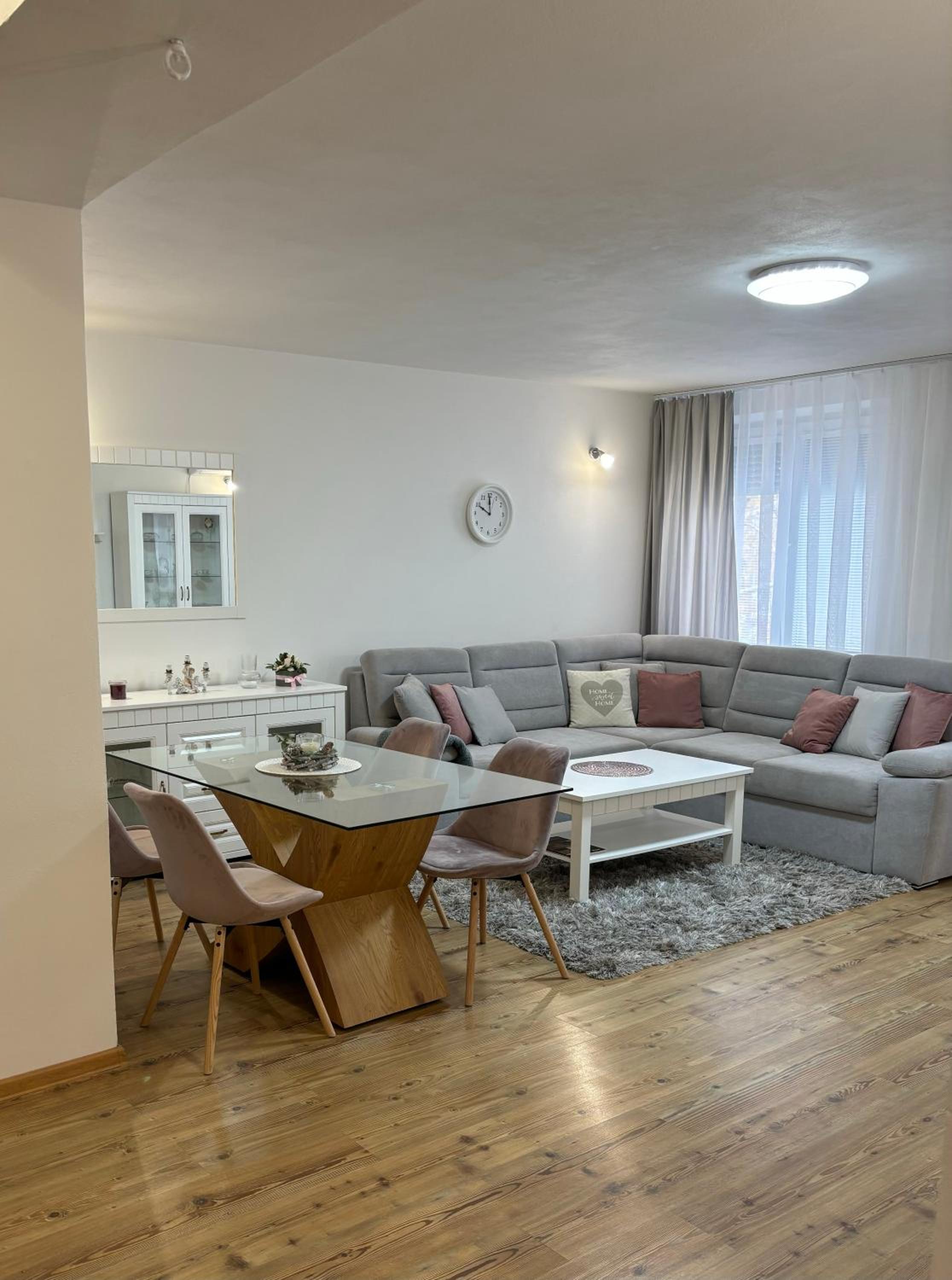 One-Bedroom Apartment photo 2