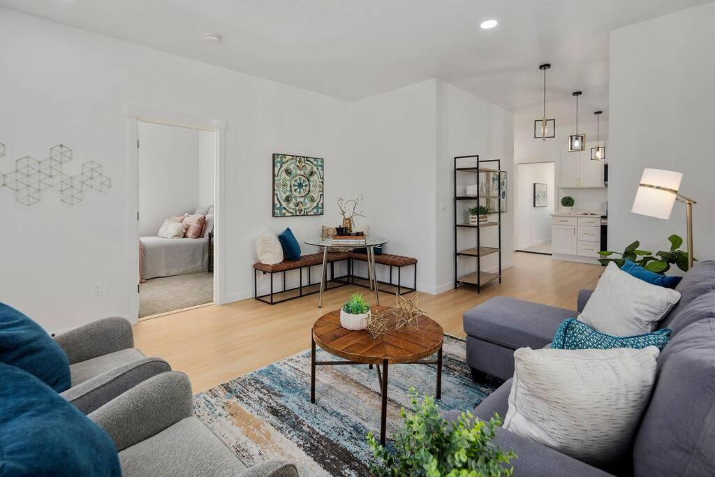 Three-Bedroom House photo 3