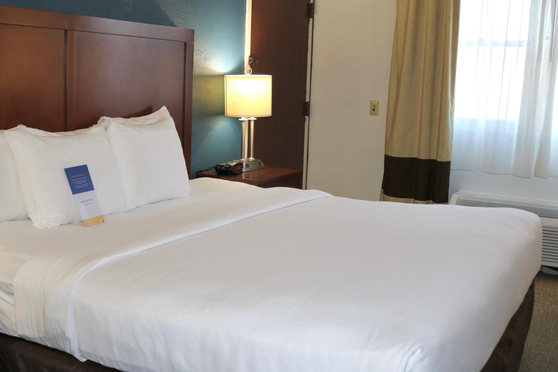 King Suite - Disability Access/Non-Smoking - Photo 1
