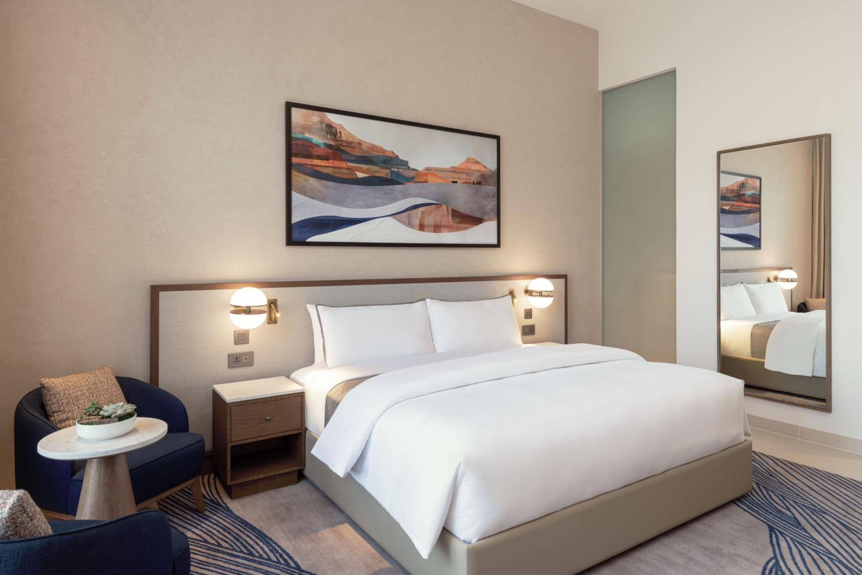 Deluxe King Room with Balcony - Pool View - Photo 2