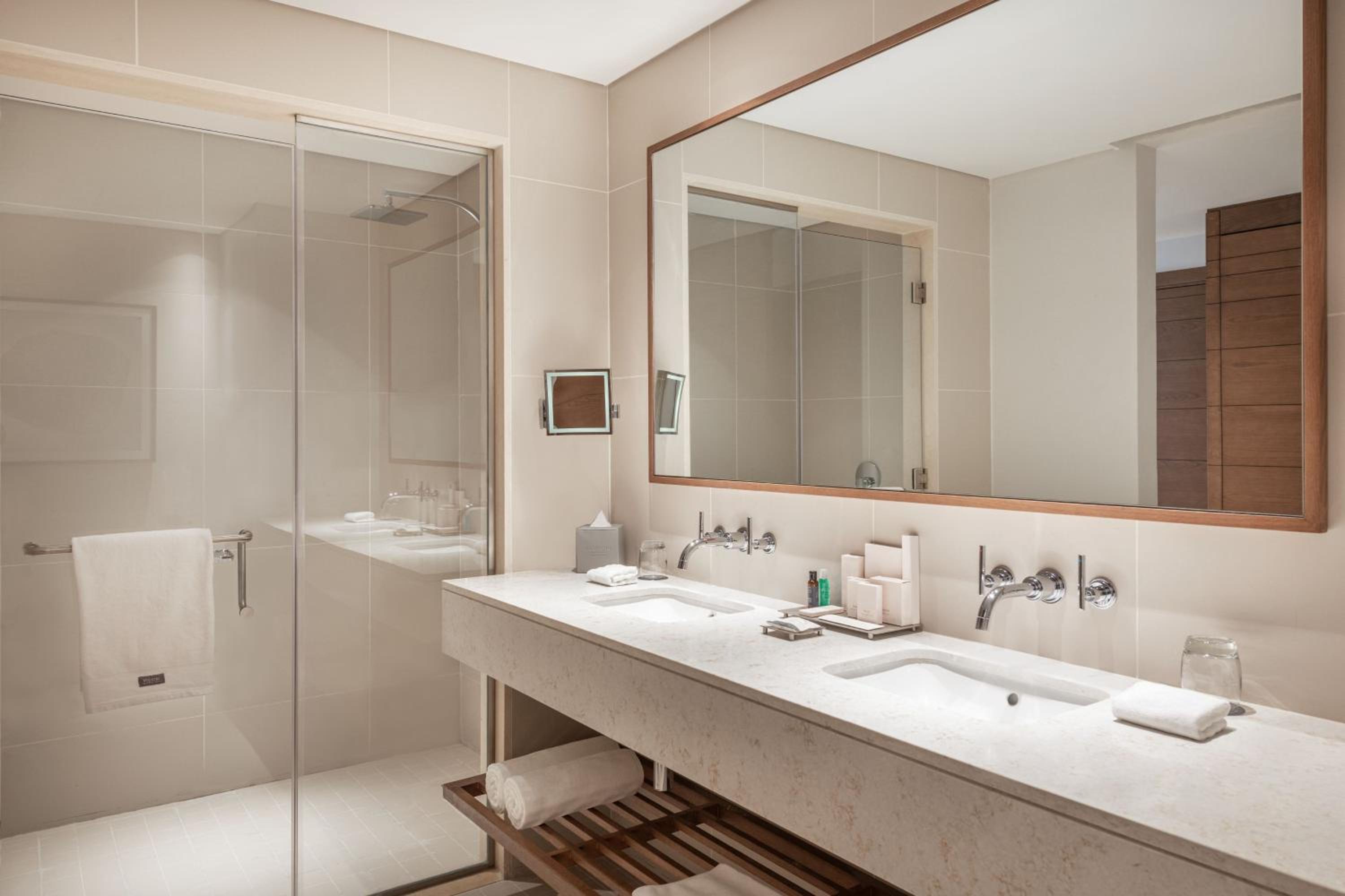 Junior Suite with Pool View and Balcony - Photo 2