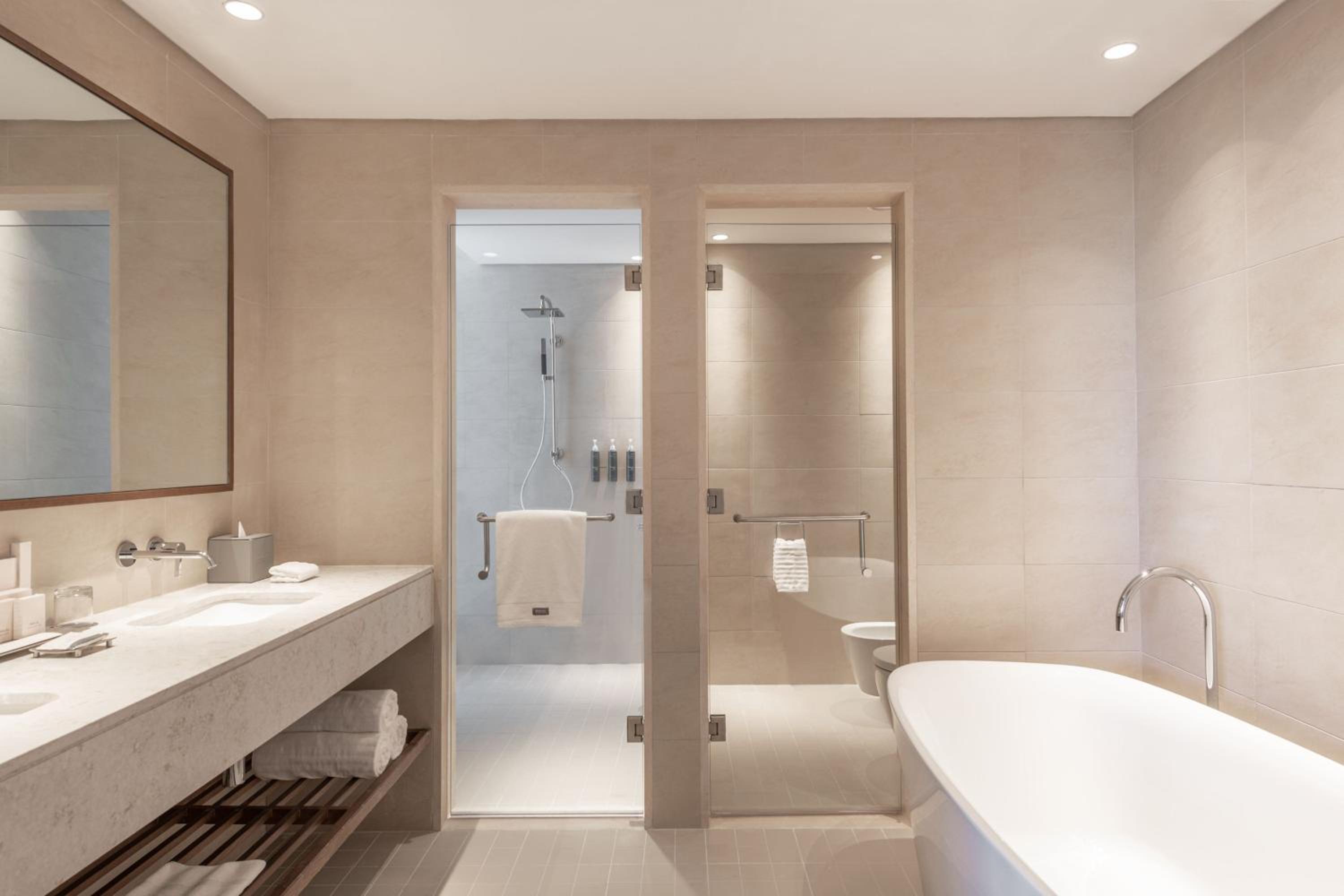 Executive King Suite with Balcony - Pool View photo 2
