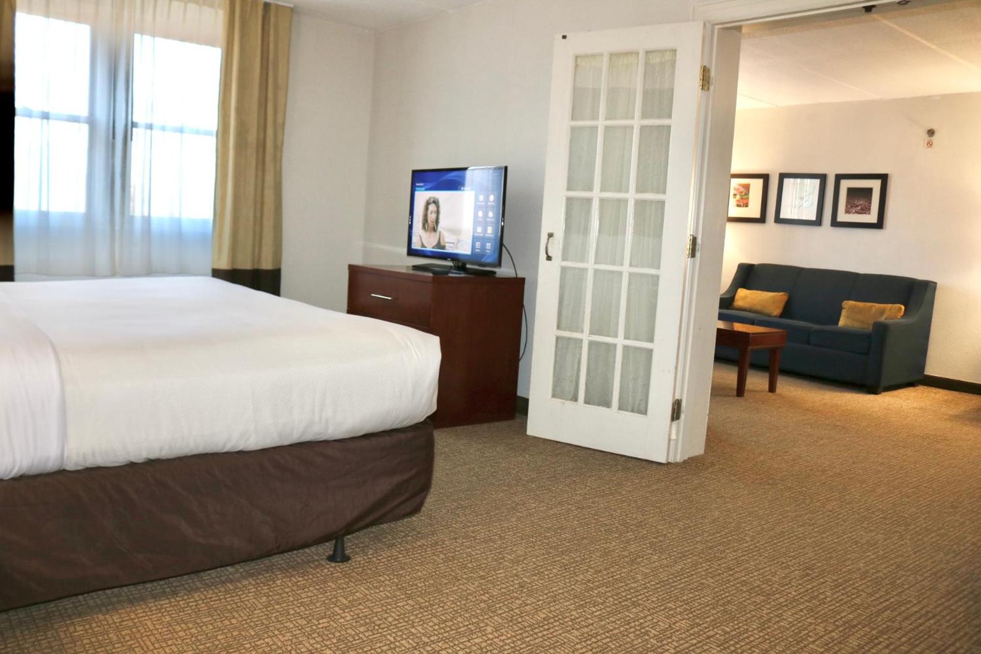King Suite with Spa Bath - Photo 2