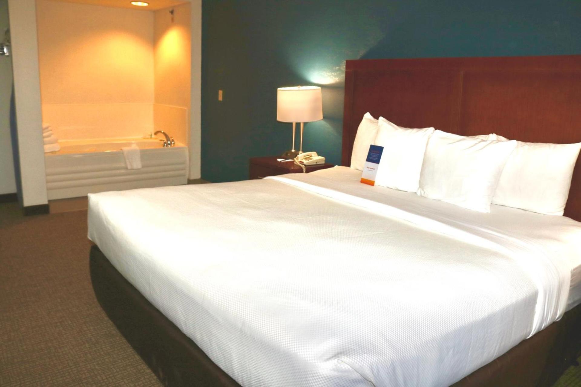 King Suite with Spa Bath - Photo 1