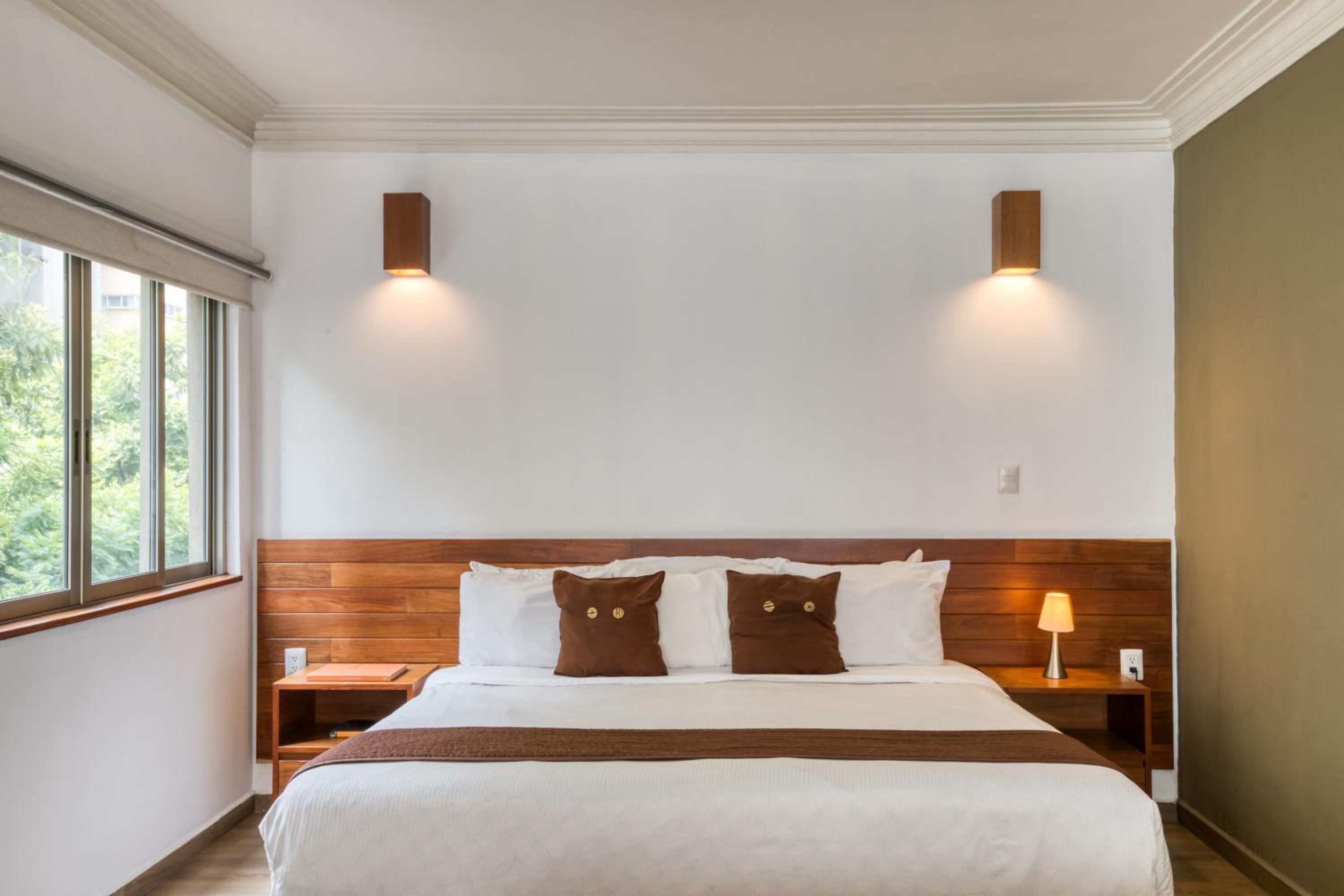 King Suite with Balcony - Photo 15