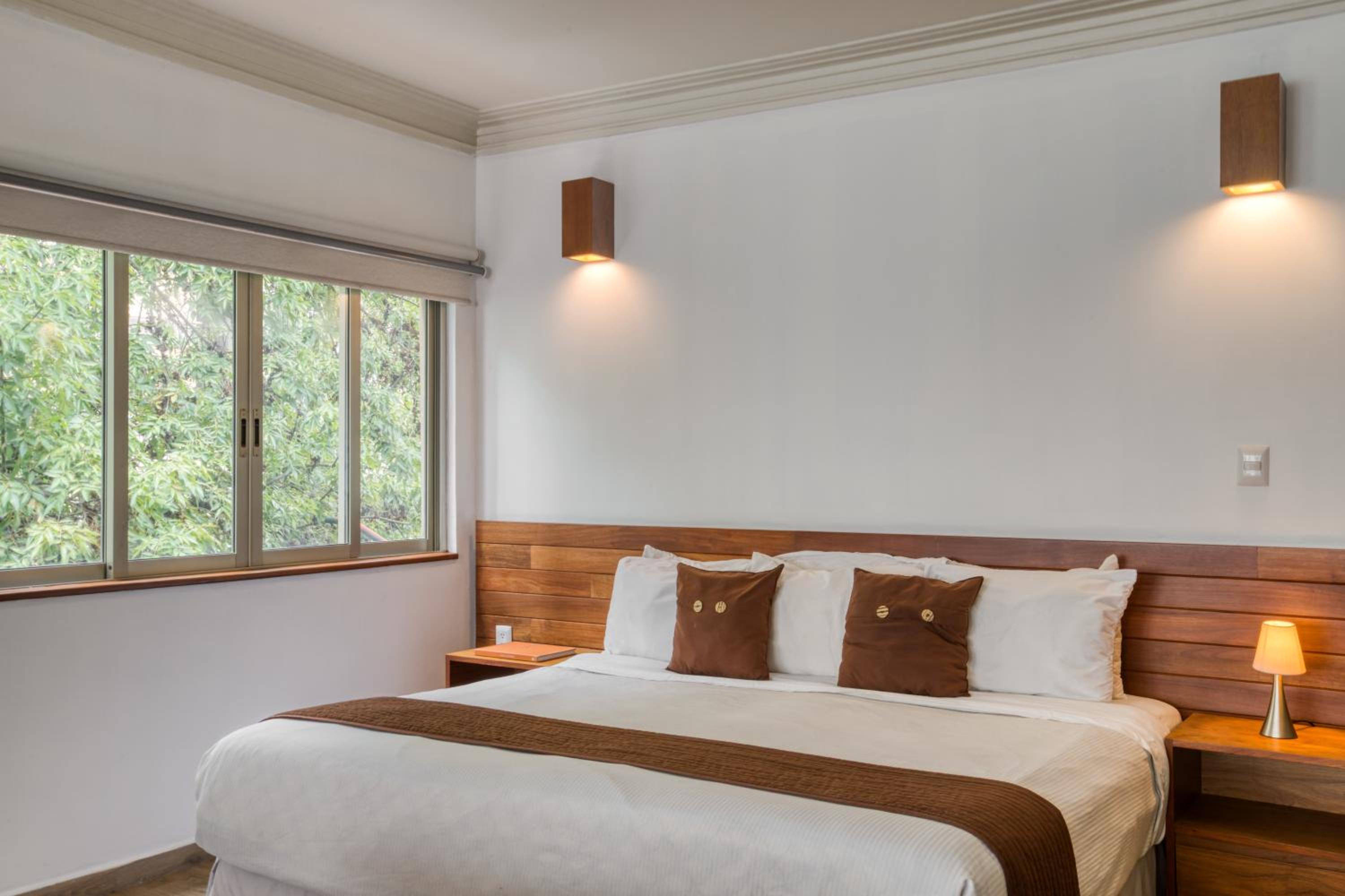 King Suite with Balcony - Photo 16