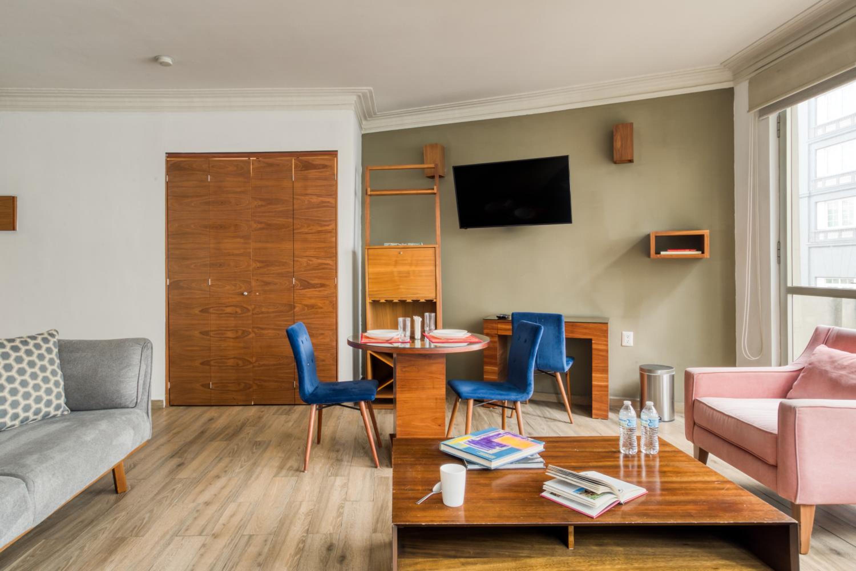 King Suite with Balcony - Photo 11