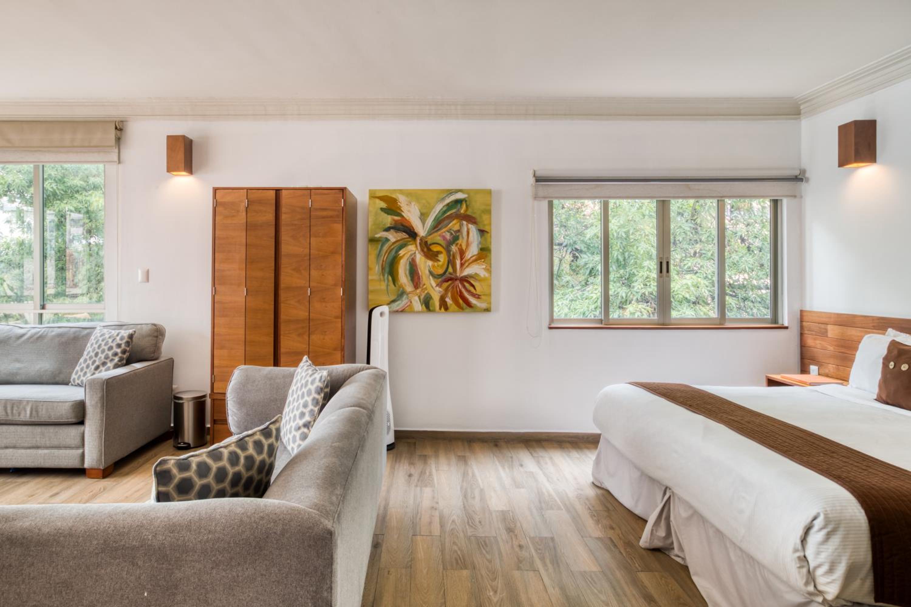 King Suite with Balcony - Photo 18