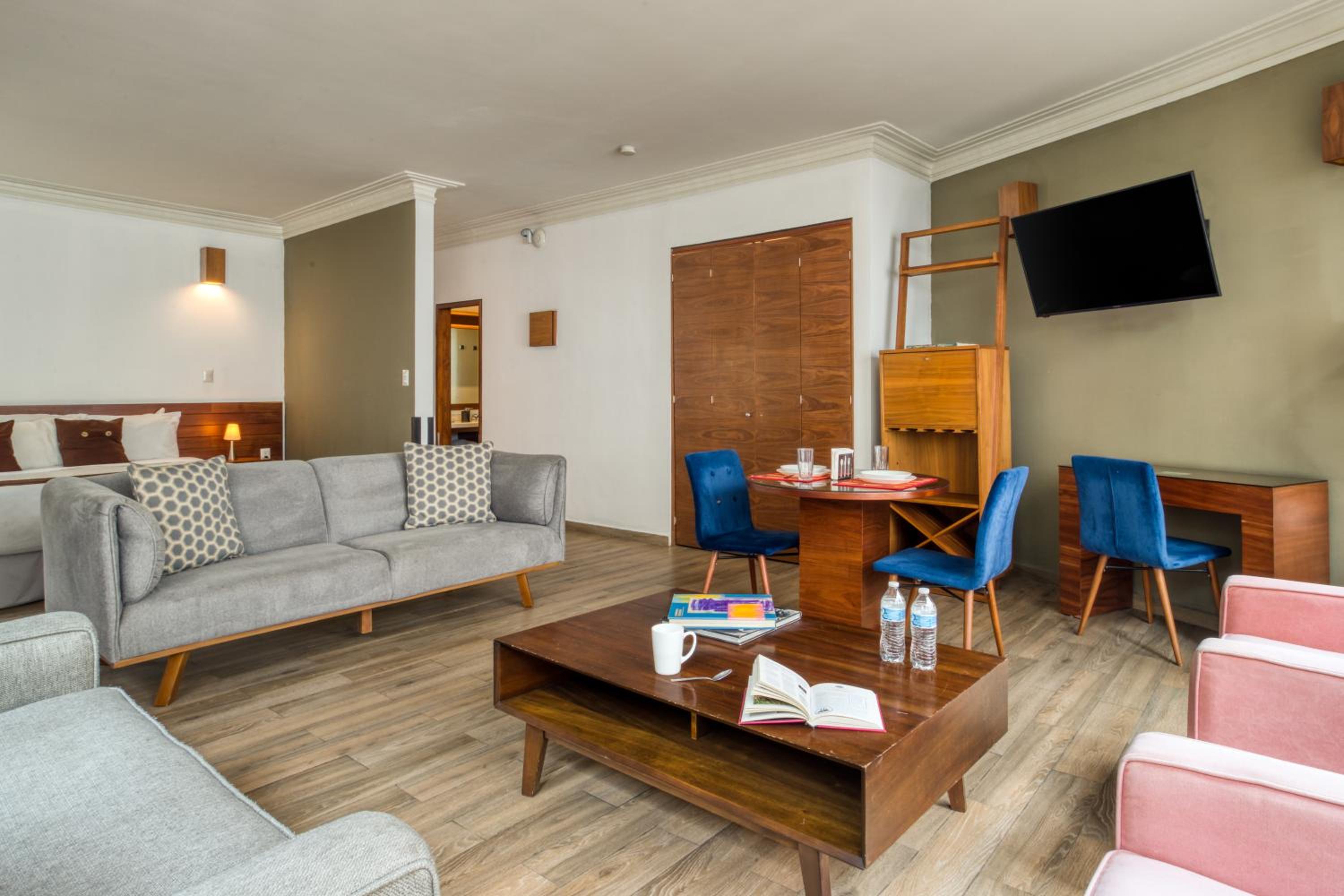 King Suite with Balcony - Photo 17