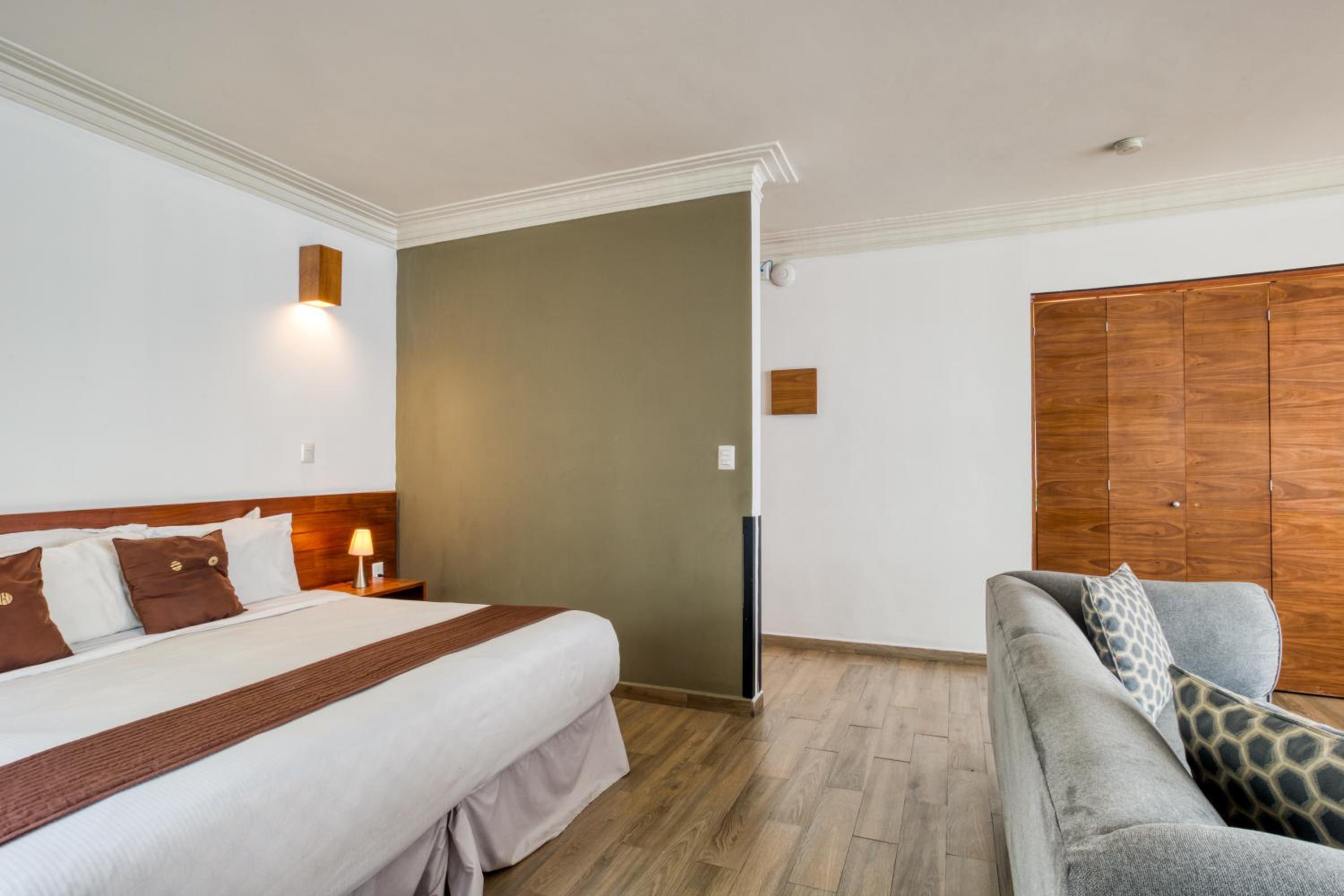 King Suite with Balcony - Photo 5