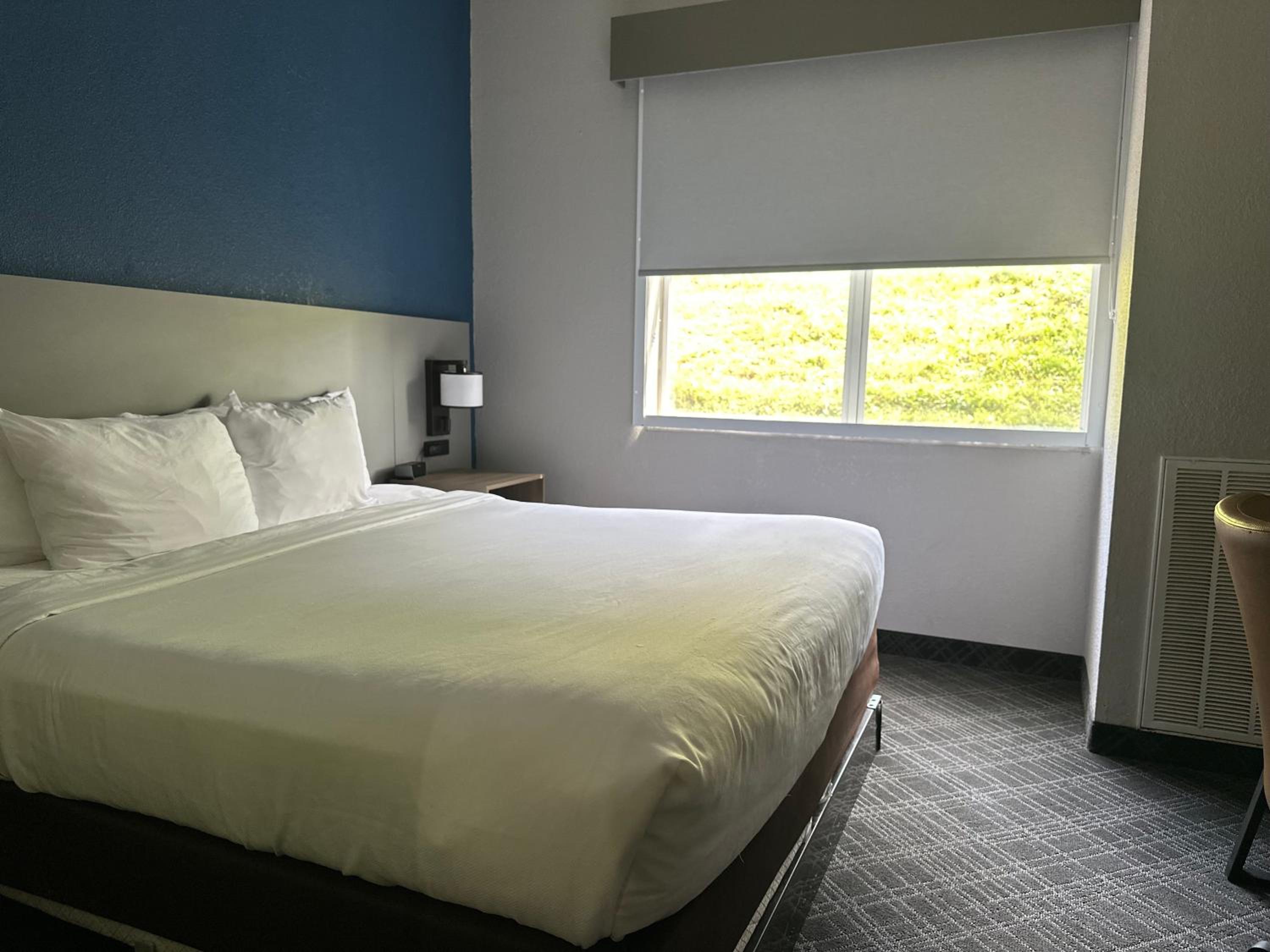 Standard King Room - Non-Smoking  - Photo 8