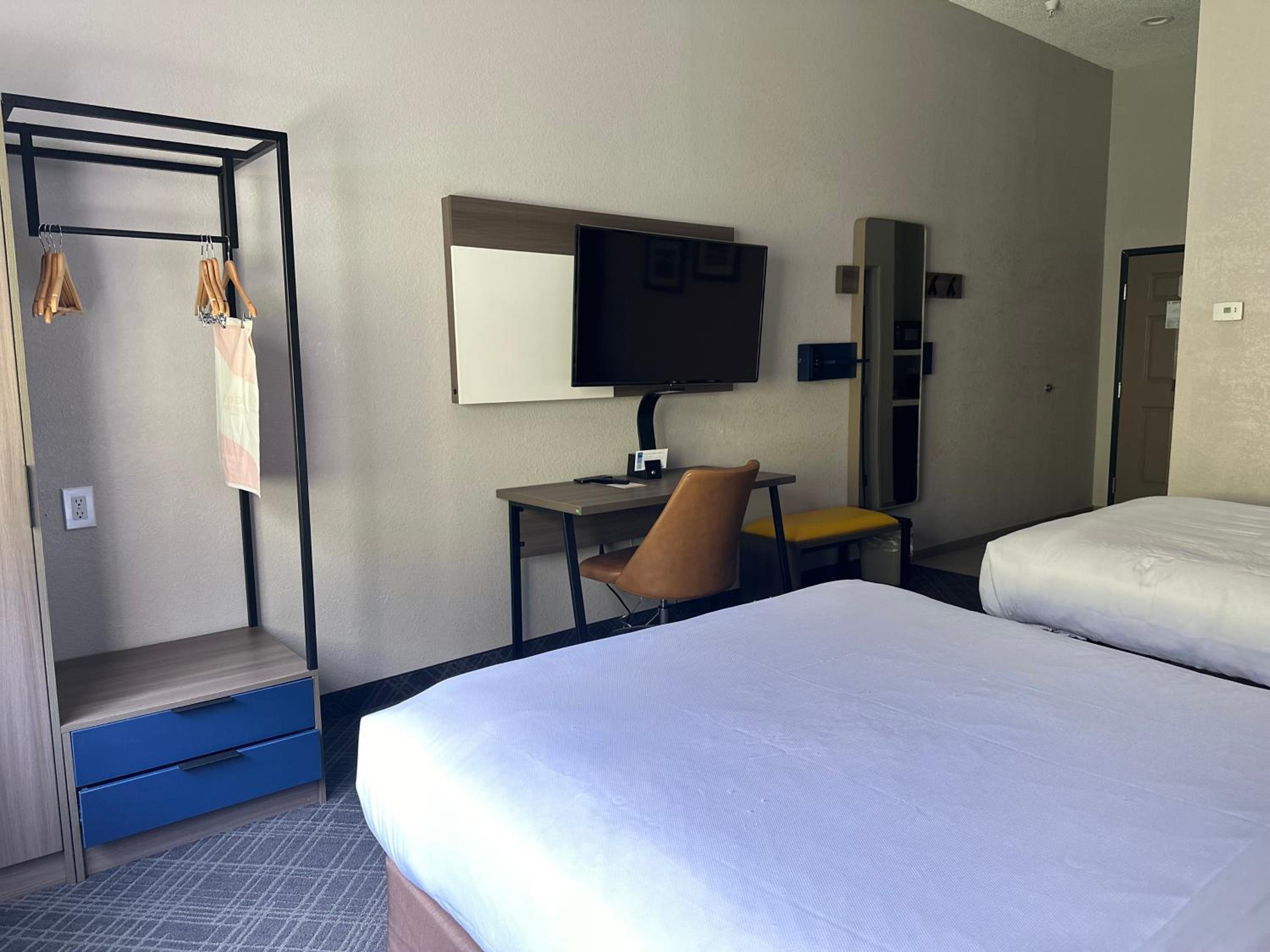 Standard Queen Room with Two Queen Beds - Non-Smoking - Photo 6