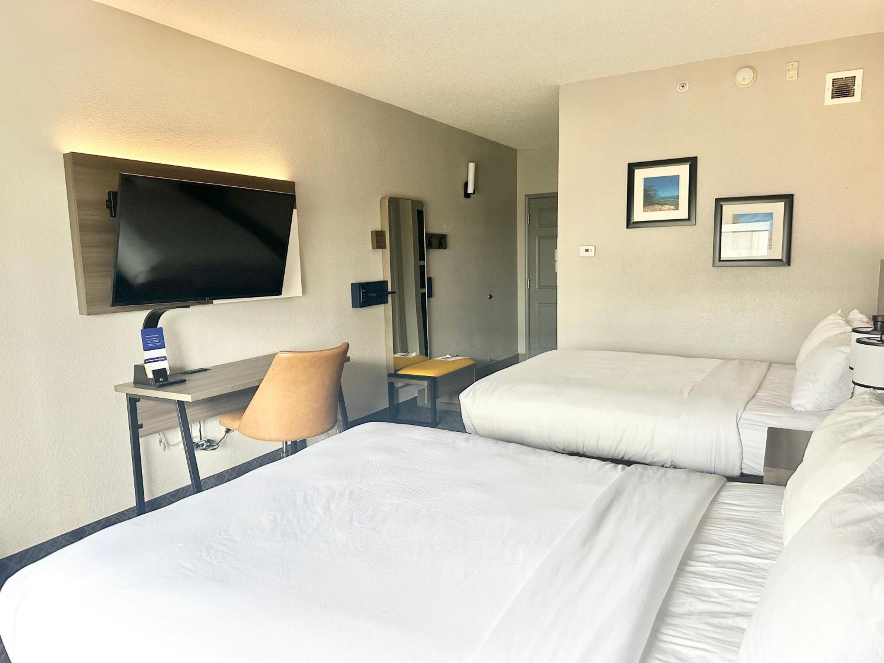 Standard Queen Room with Two Queen Beds - Non-Smoking - Photo 7