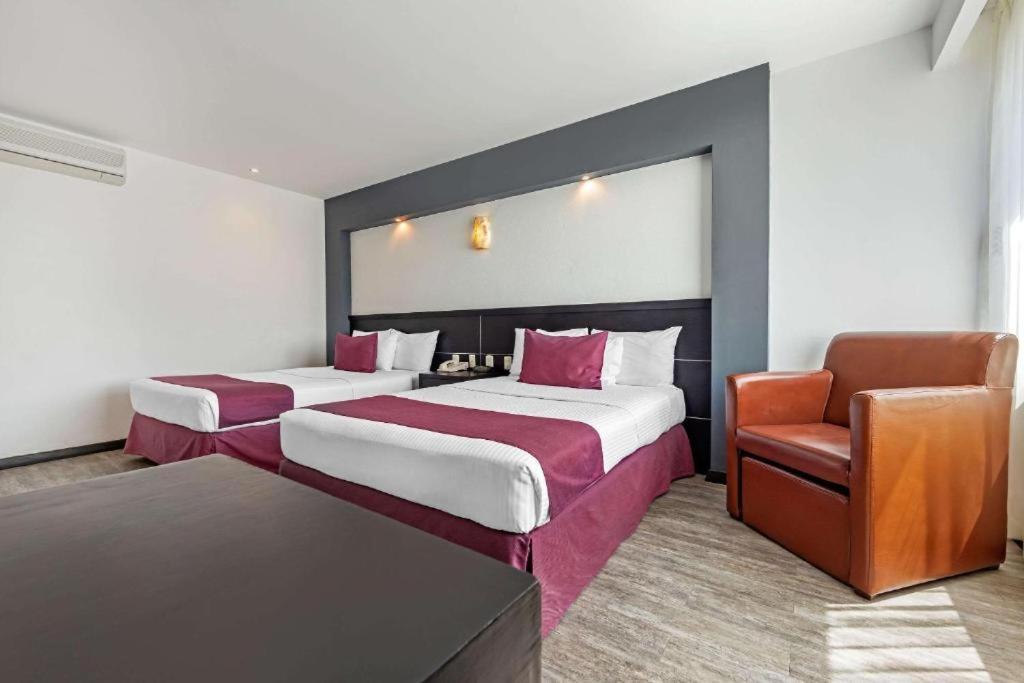 Double Room with Two Double Beds - Accessible/Non-Smoking photo 2