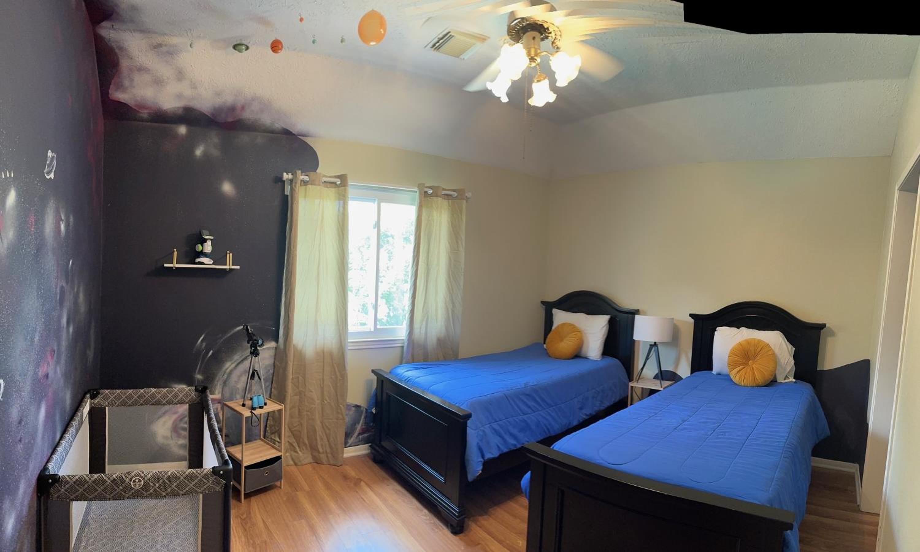 Five-Bedroom House photo 1