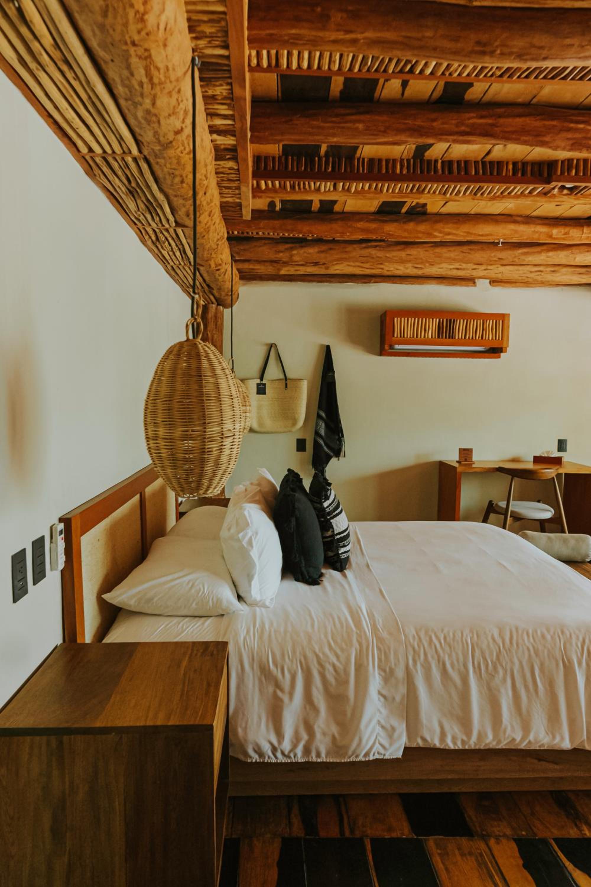 Deluxe Junior Suite - Photo 15
