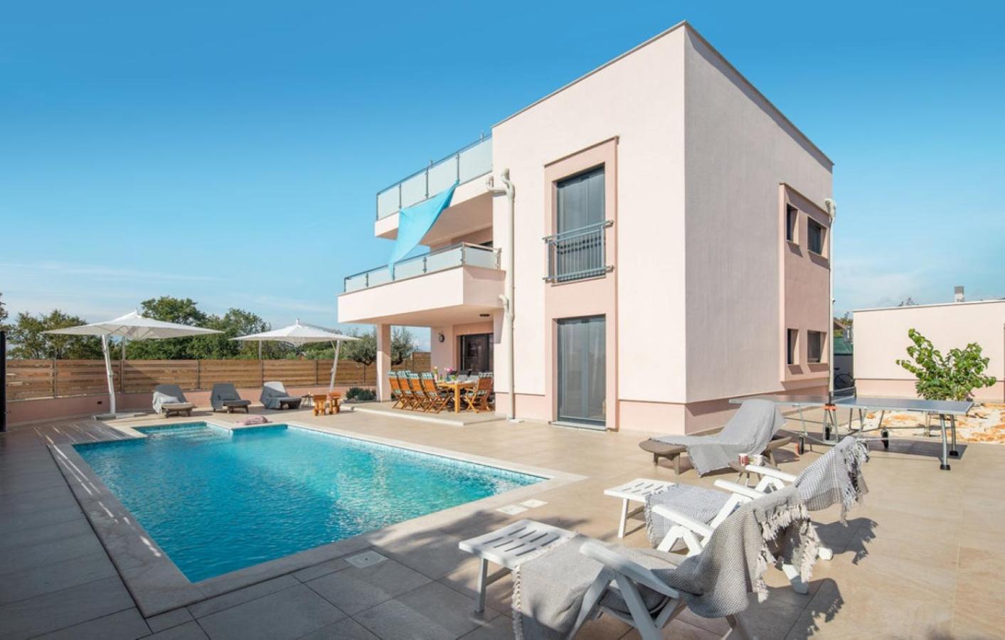 Villa photo 2