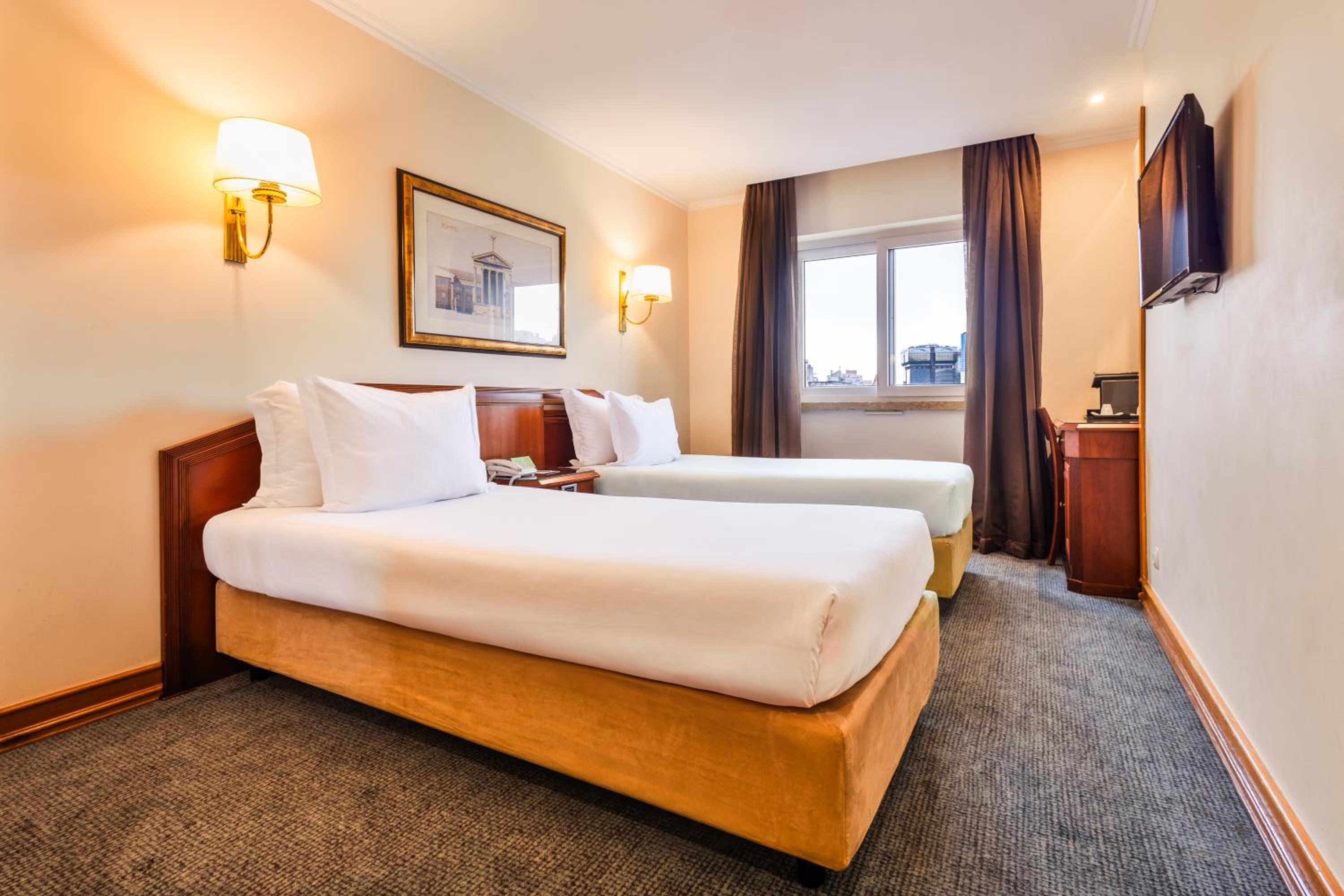 Twin Room with Extra Bed - Photo 1