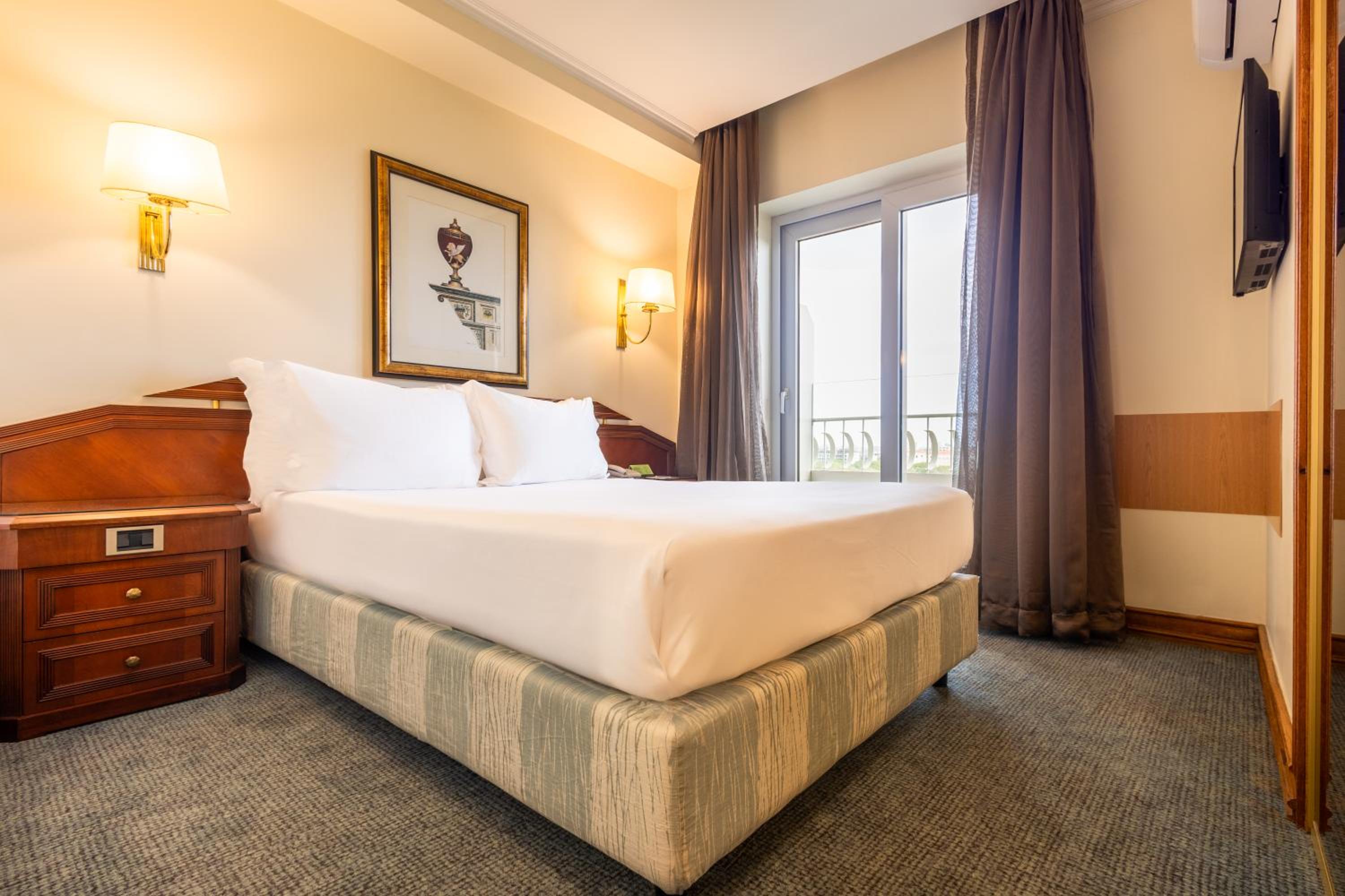 Double or Twin Room with Balcony - Photo 1