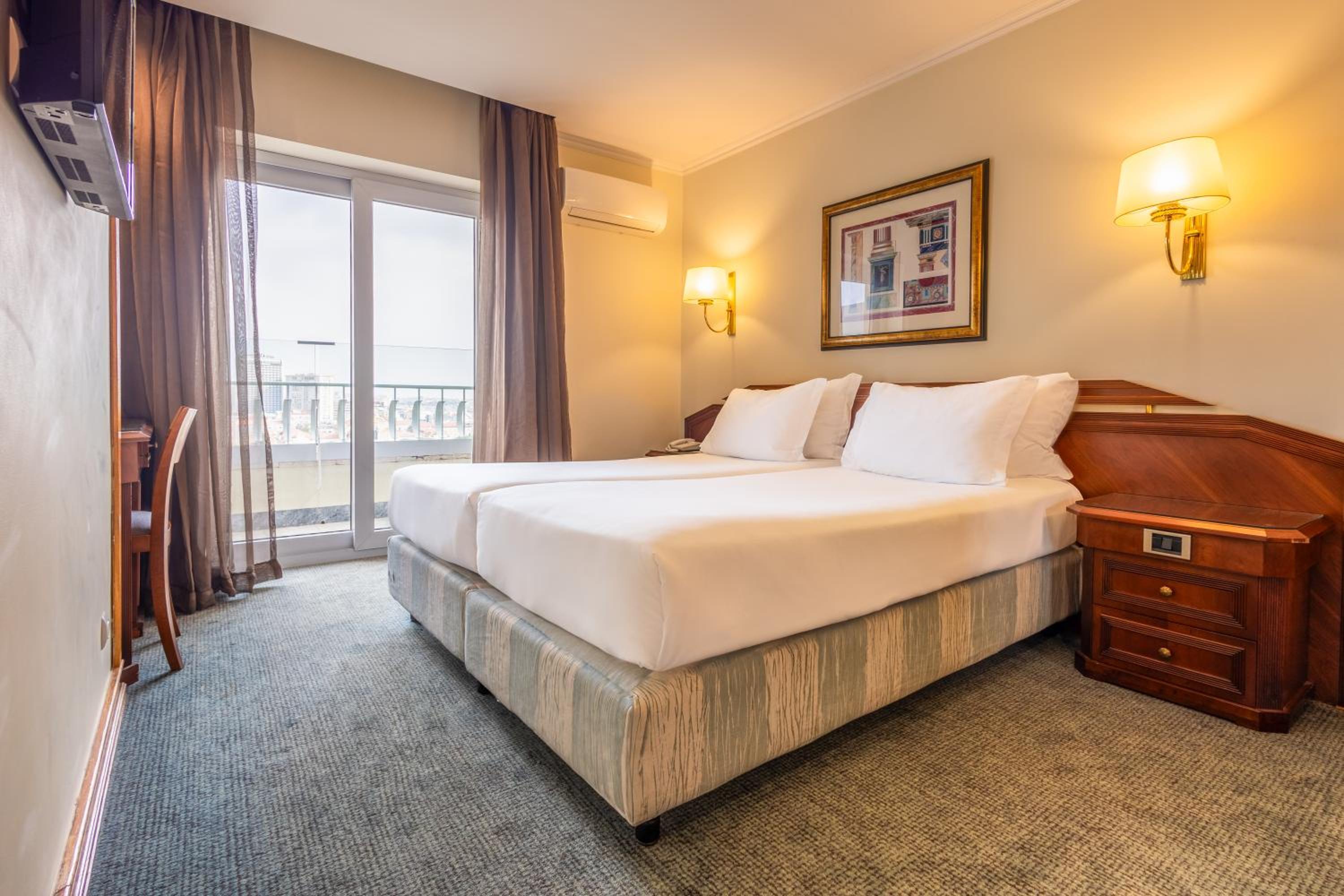 Double or Twin Room with Balcony - Photo 3