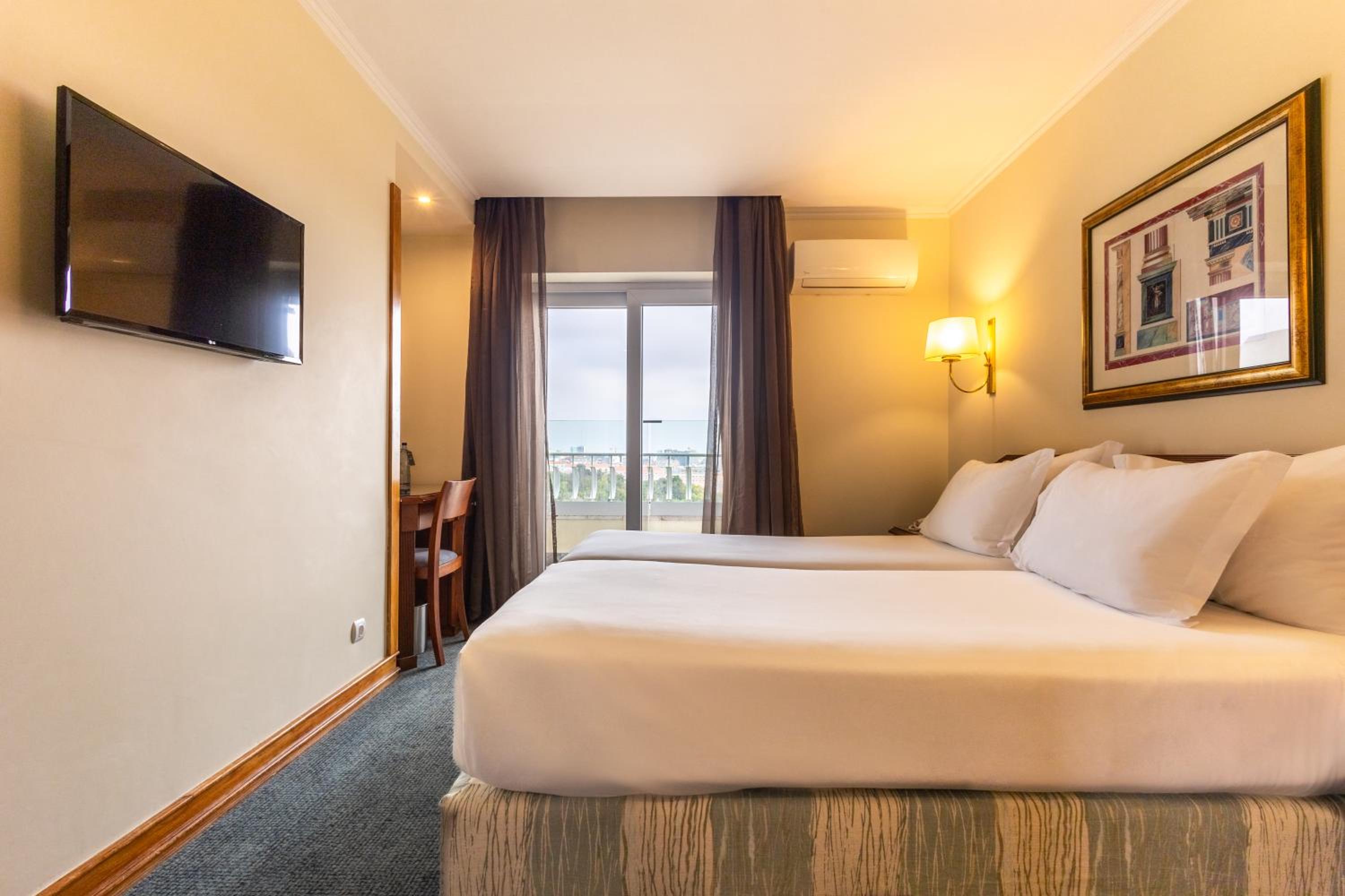 Double or Twin Room with Balcony - Photo 4