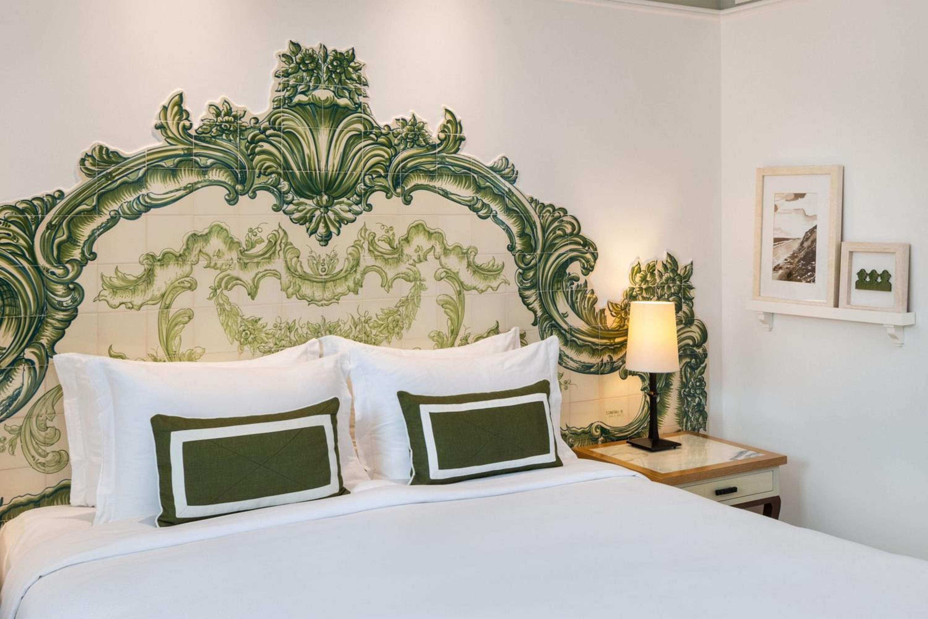 Junior Queen Suite with Balcony and Resort View - Photo 1