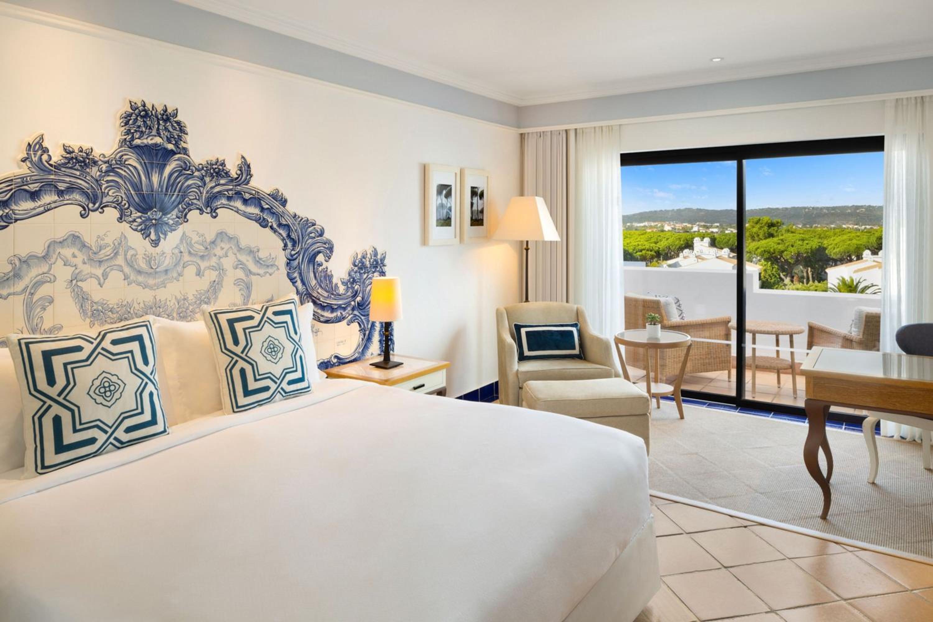 Deluxe Queen Room with Balcony and Resort View - Photo 5