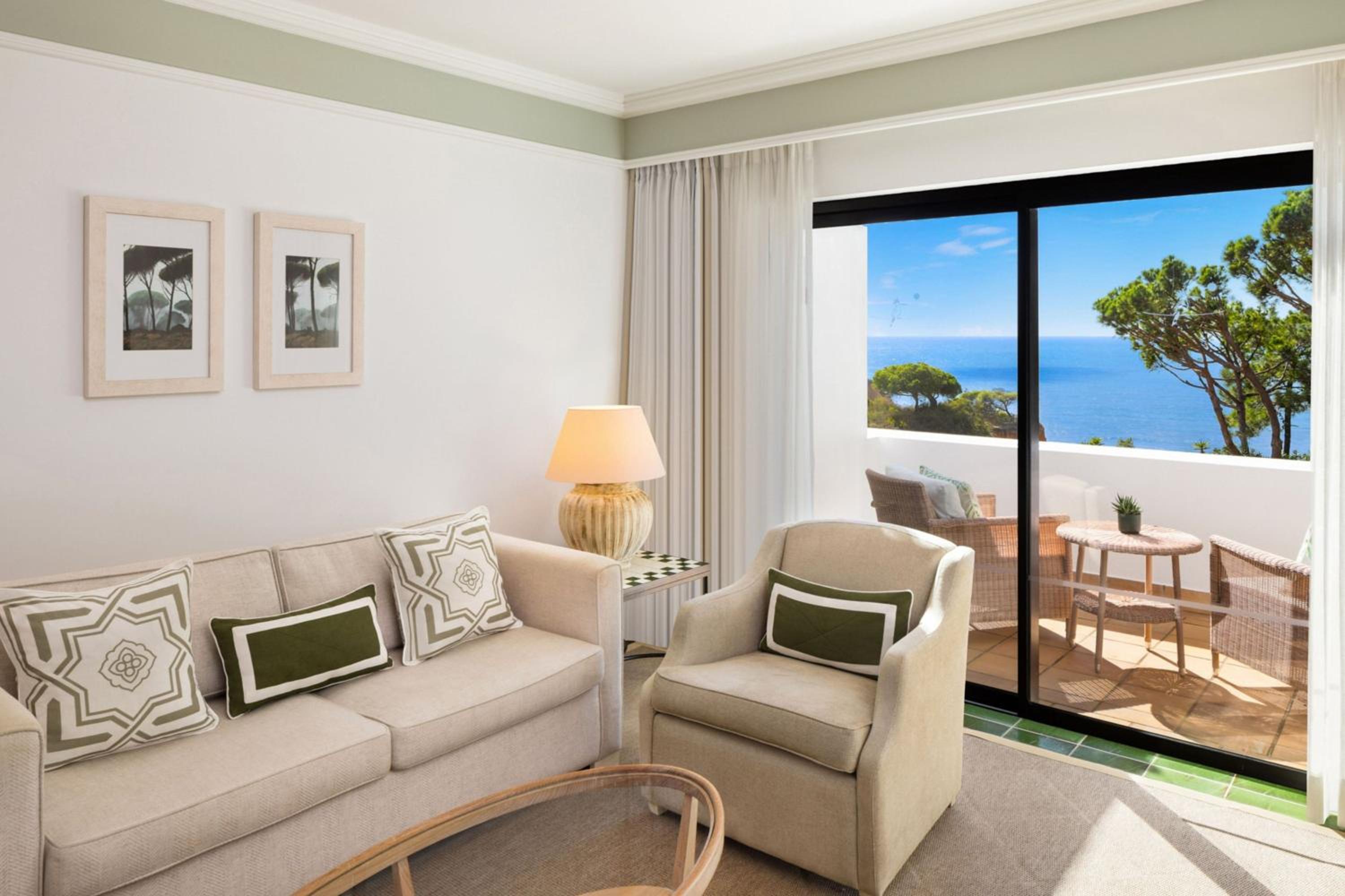 Grand Deluxe Twin Room with Balcony and Ocean View - Photo 4