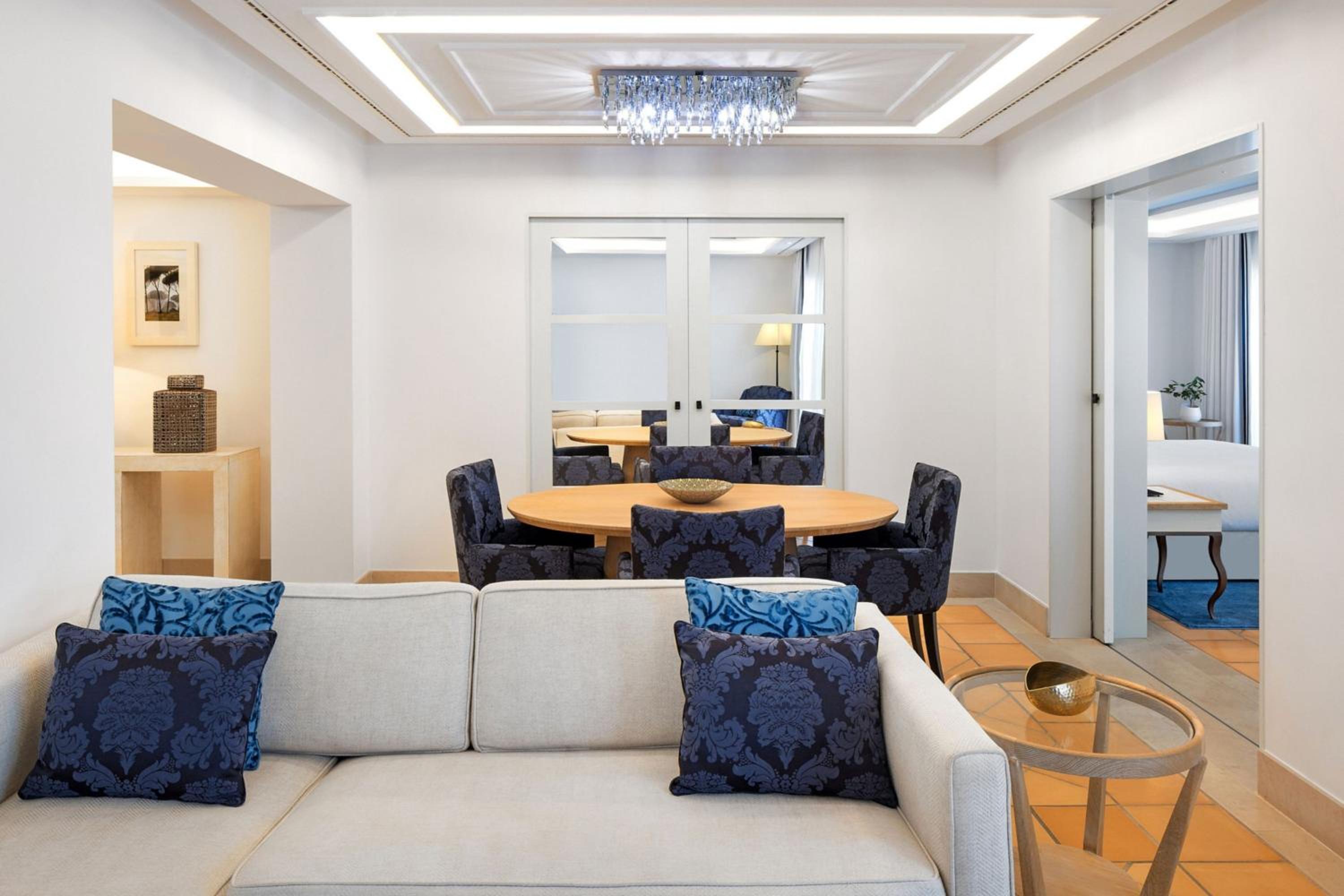 One-Bedroom Queen Suite with Balcony - Top Floor