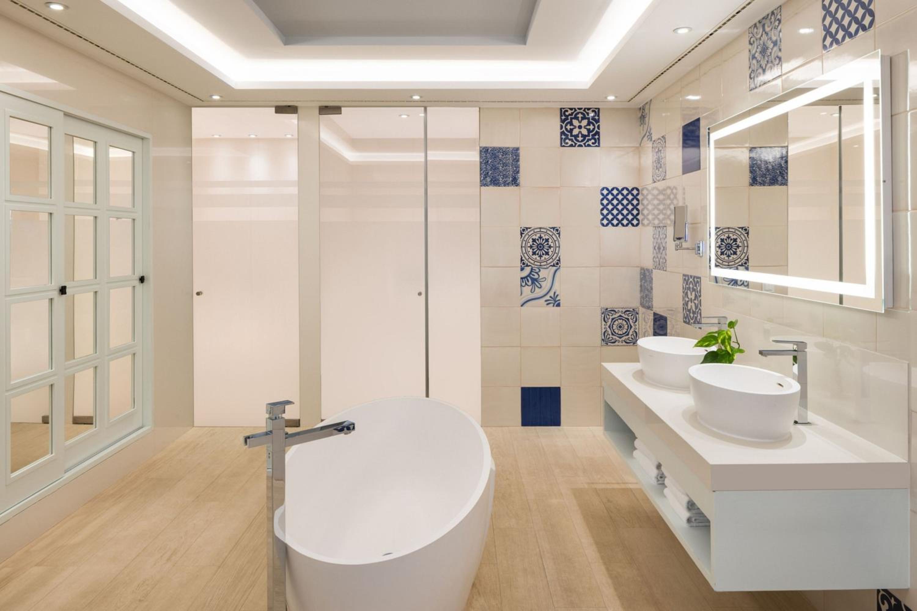One-Bedroom Queen Suite with Balcony - Top Floor