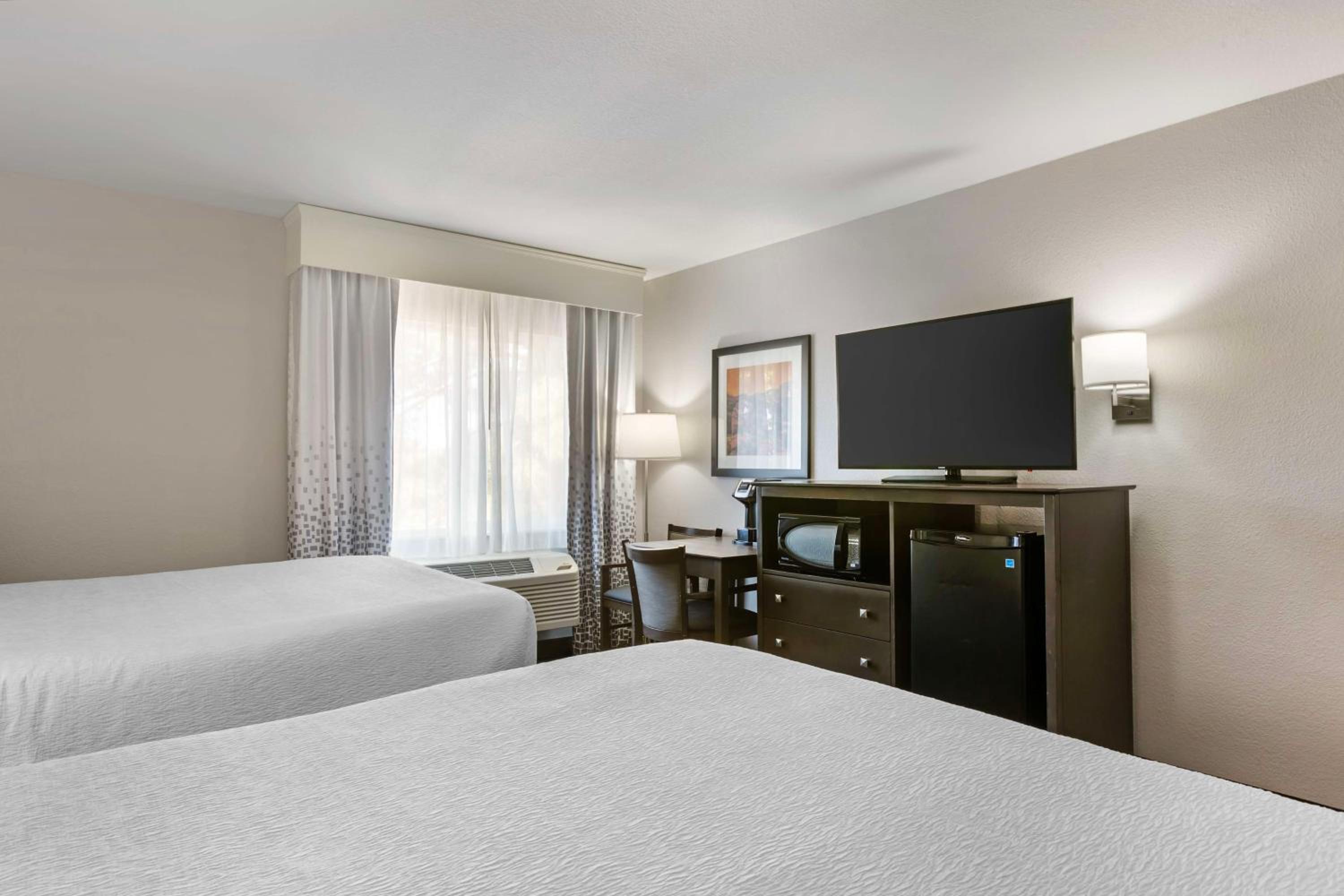 Queen Room with Two Queen Beds and Mobility Accessible Bathtub photo 2