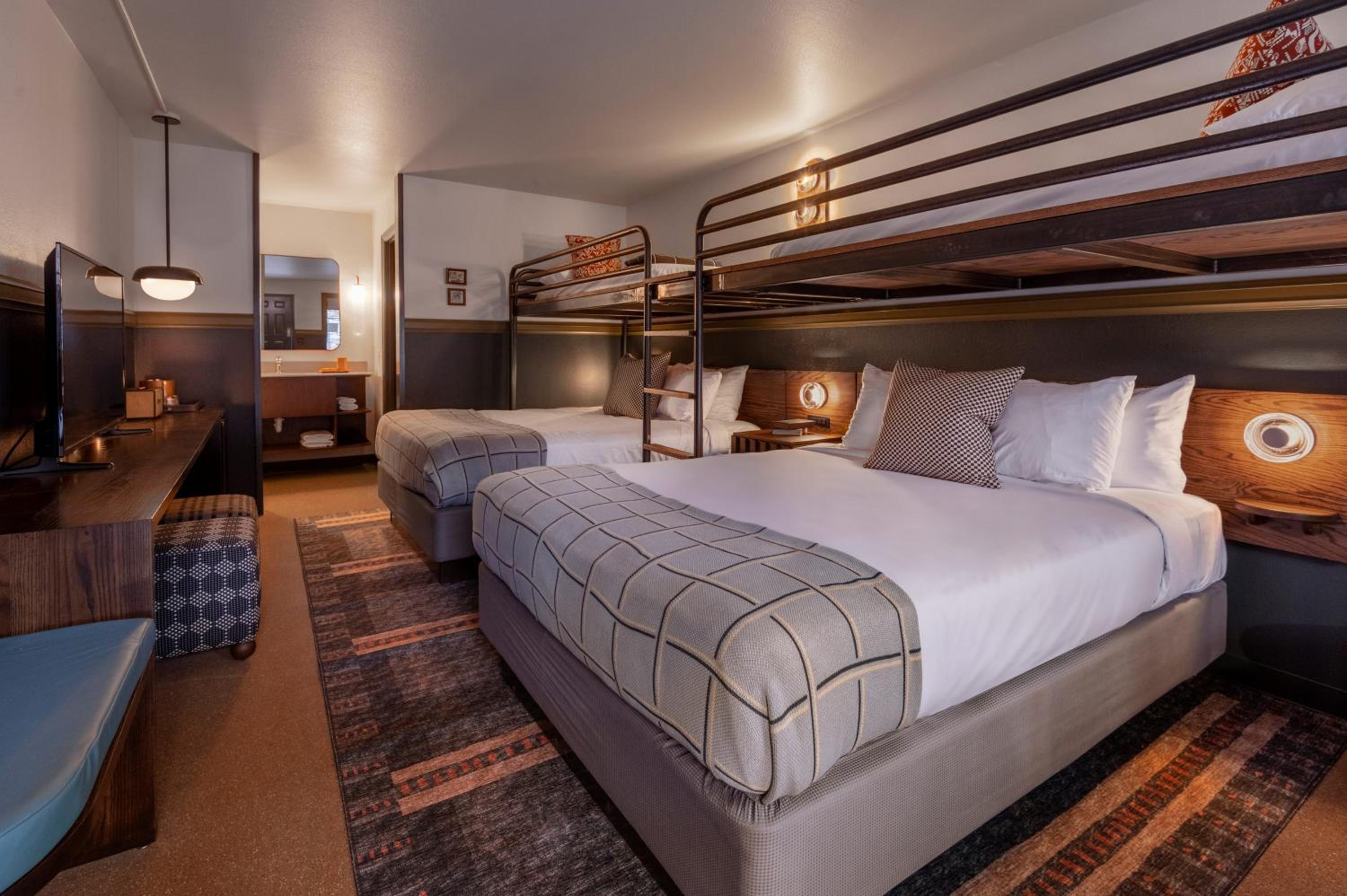 Queen Room with Two Queen Beds and Bunk Beds - High Floor - Photo 7