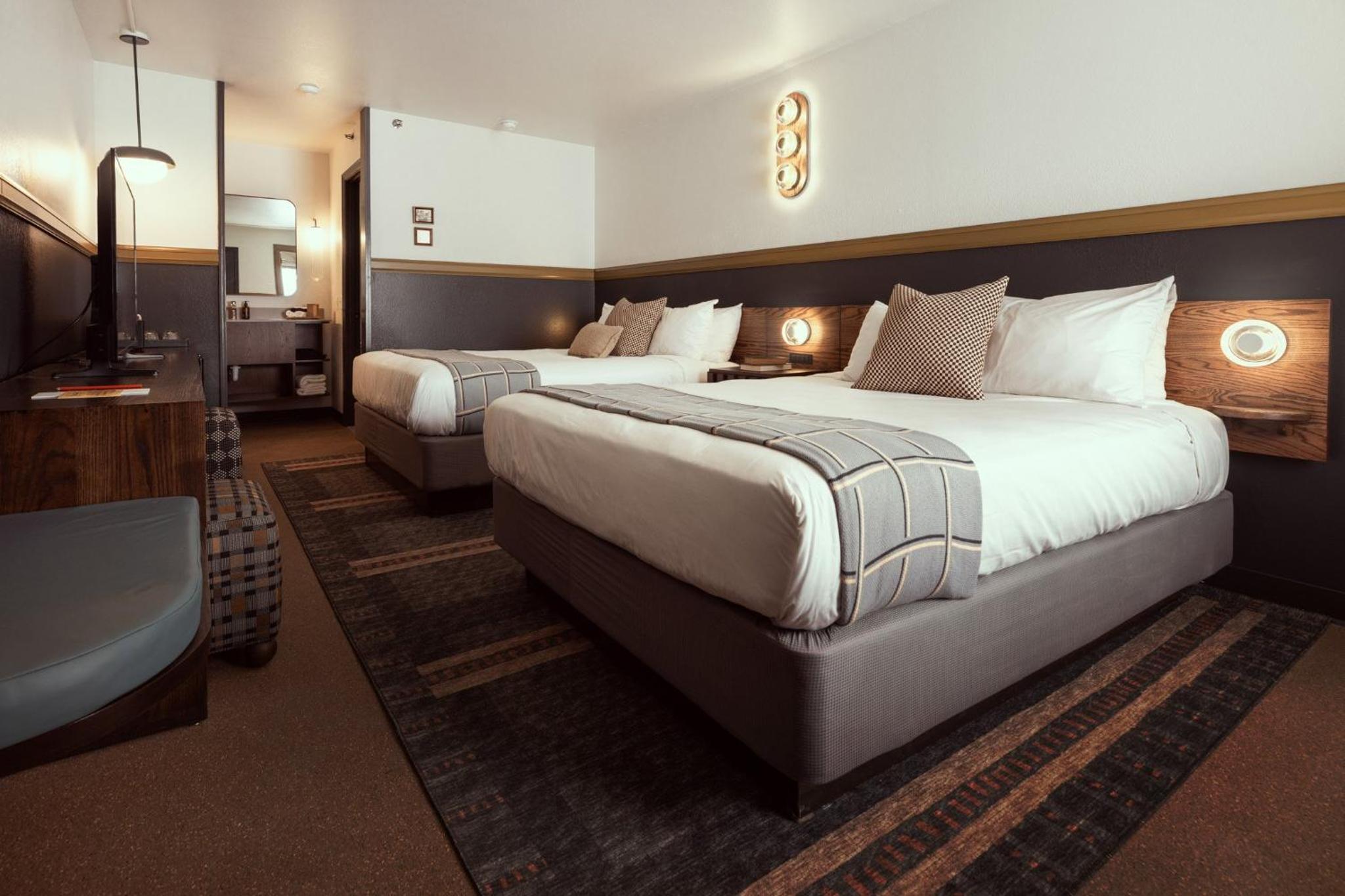 Queen Room with Two Queen Beds - High Floor - Photo 2