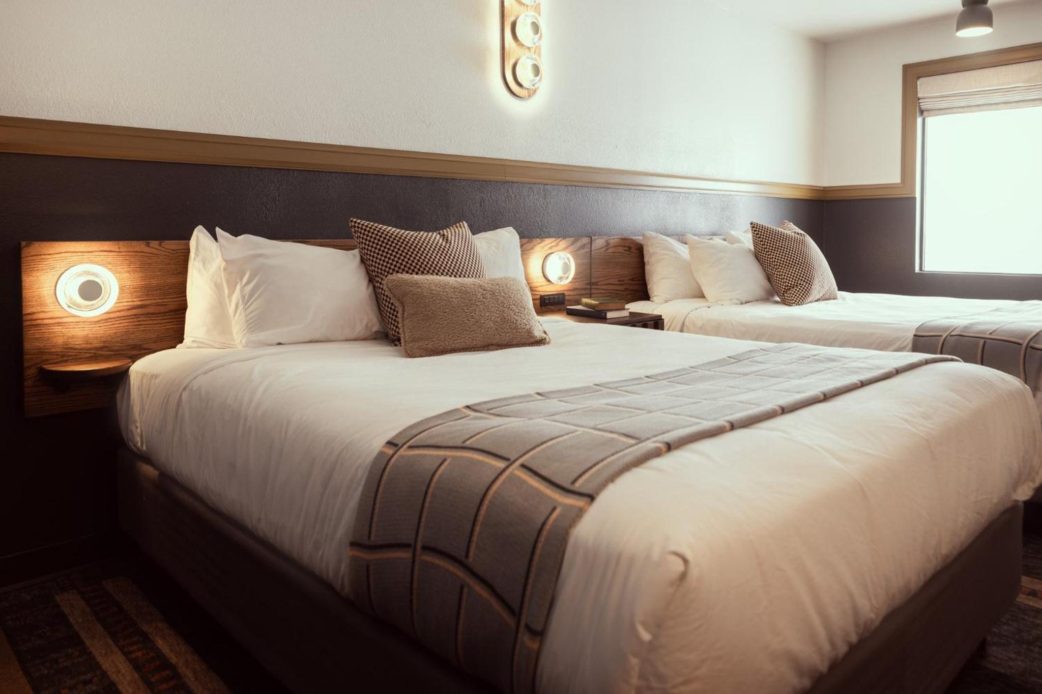 Queen Room with Two Queen Beds - High Floor - Photo 4